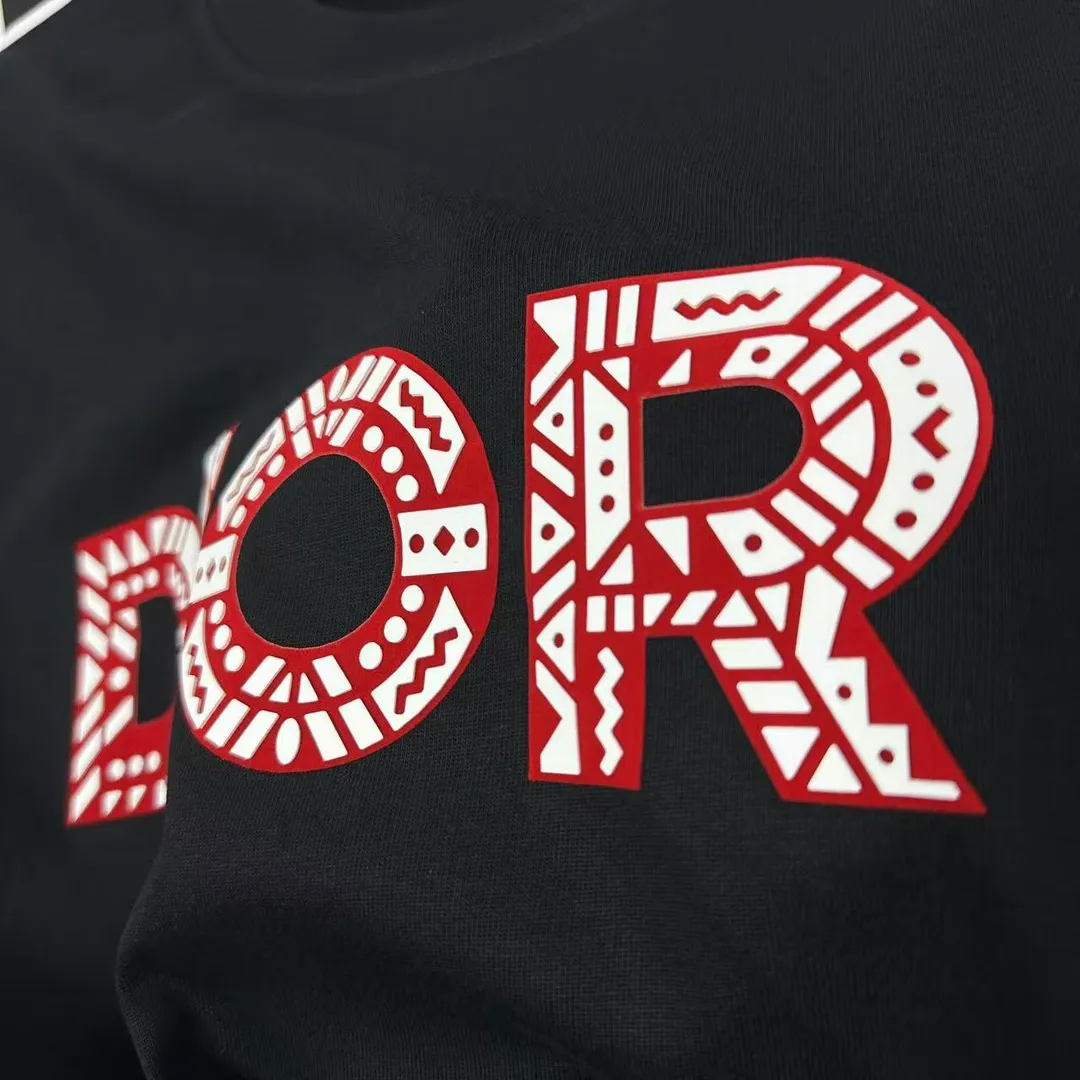 🅿️190 Dio* Dior 2025 spring and summer new style Classic letter flocking technology + three-dimensional silicone Simple and elegant Customized double yarn plain cotton fabric Short-sleeved T-shirt Unisex Color: Black White Size: S (90-130 catties) M (120-150 catties) L (140-165 catties) XL (160-180 catties) XXL (180-210 pounds)