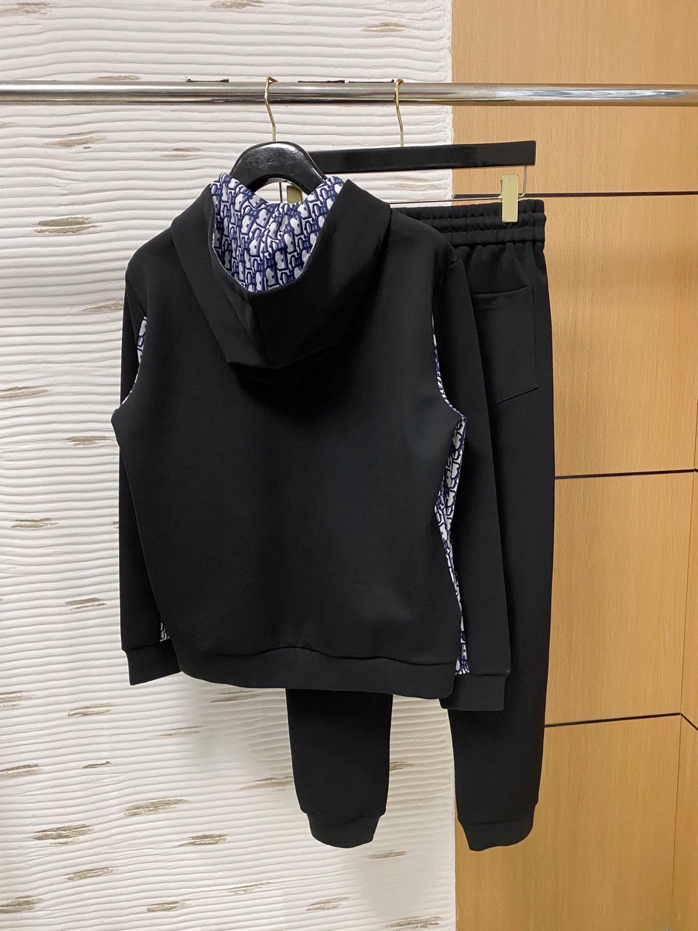 🅿️720 [DIOR Dior] Hot-selling suit is coming. Focus on the original version of the official website. 2025 new hot-selling cardigan and sweatshirt suit. The original order is the best 🇭🇰. It is the meticulous work of top designers for a fitting and perfect upper body effect. All-natural high-quality Tencel Roman cotton 100%, close-fitting comfort, noble and elegant! Original hardware embodies elegance and nobility! Counter size: M-3XL (maximum wear up to 190 pounds)