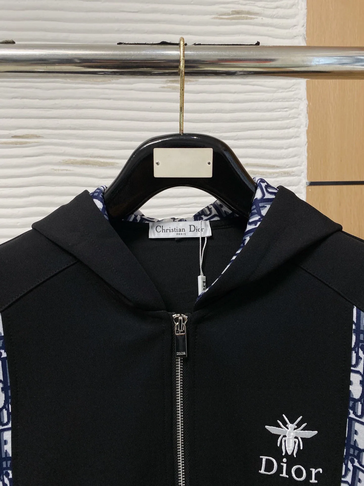🅿️720 [DIOR Dior] Hot-selling suit is coming. Focus on the original version of the official website. 2025 new hot-selling cardigan and sweatshirt suit. The original order is the best 🇭🇰. It is the meticulous work of top designers for a fitting and perfect upper body effect. All-natural high-quality Tencel Roman cotton 100%, close-fitting comfort, noble and elegant! Original hardware embodies elegance and nobility! Counter size: M-3XL (maximum wear up to 190 pounds)