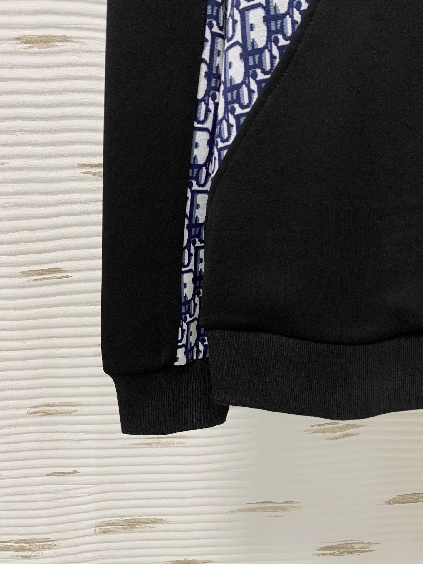 🅿️720 [DIOR Dior] Hot-selling suit is coming. Focus on the original version of the official website. 2025 new hot-selling cardigan and sweatshirt suit. The original order is the best 🇭🇰. It is the meticulous work of top designers for a fitting and perfect upper body effect. All-natural high-quality Tencel Roman cotton 100%, close-fitting comfort, noble and elegant! Original hardware embodies elegance and nobility! Counter size: M-3XL (maximum wear up to 190 pounds)