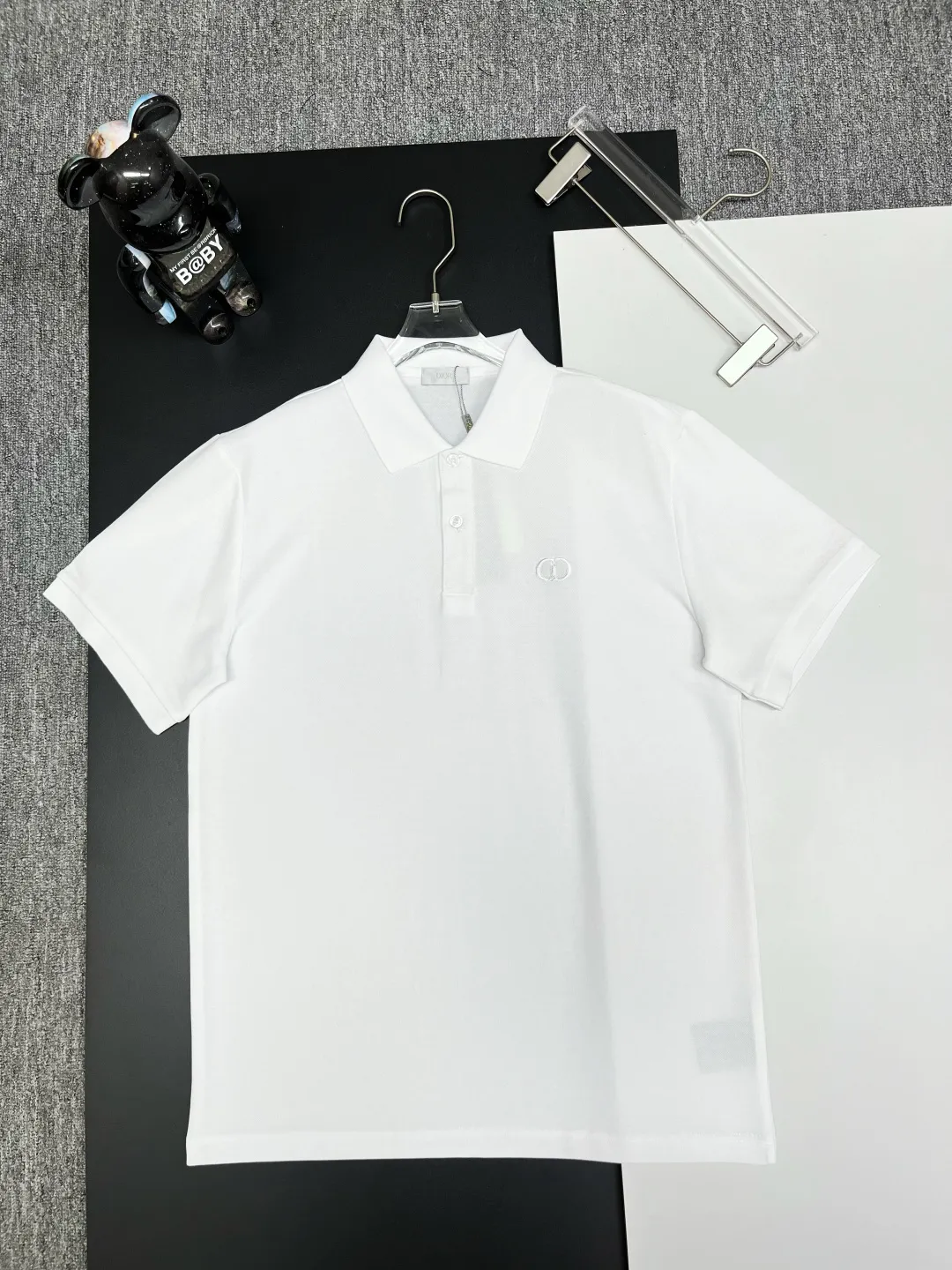 🅿️210 DIOR Dior embroidered new Polo shirt Original fabric Original customized accessories Official same style Made of 210g pure cotton pique fabric, customized same vat dyed fabric Very comfortable and smooth to the touch Very wide and stylish Produced by a first-line brand OEM factory Imported Behringer embroidery machine The embroidery is full and textured The collar ribs are woven with imported yarns, and they will not deform after long-term wear. The latest spring and summer style, fashionable and personalized Super versatile and good-looking. It is very suitable for both men and women. It is a must-have item for everyone. Color: Black White Size: S-XXL