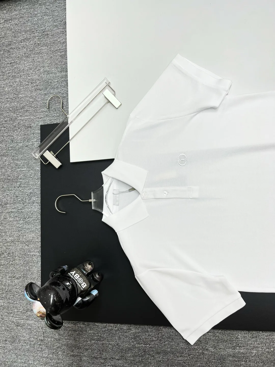 🅿️210 DIOR Dior embroidered new Polo shirt Original fabric Original customized accessories Official same style Made of 210g pure cotton pique fabric, customized same vat dyed fabric Very comfortable and smooth to the touch Very wide and stylish Produced by a first-line brand OEM factory Imported Behringer embroidery machine The embroidery is full and textured The collar ribs are woven with imported yarns, and they will not deform after long-term wear. The latest spring and summer style, fashionable and personalized Super versatile and good-looking. It is very suitable for both men and women. It is a must-have item for everyone. Color: Black White Size: S-XXL