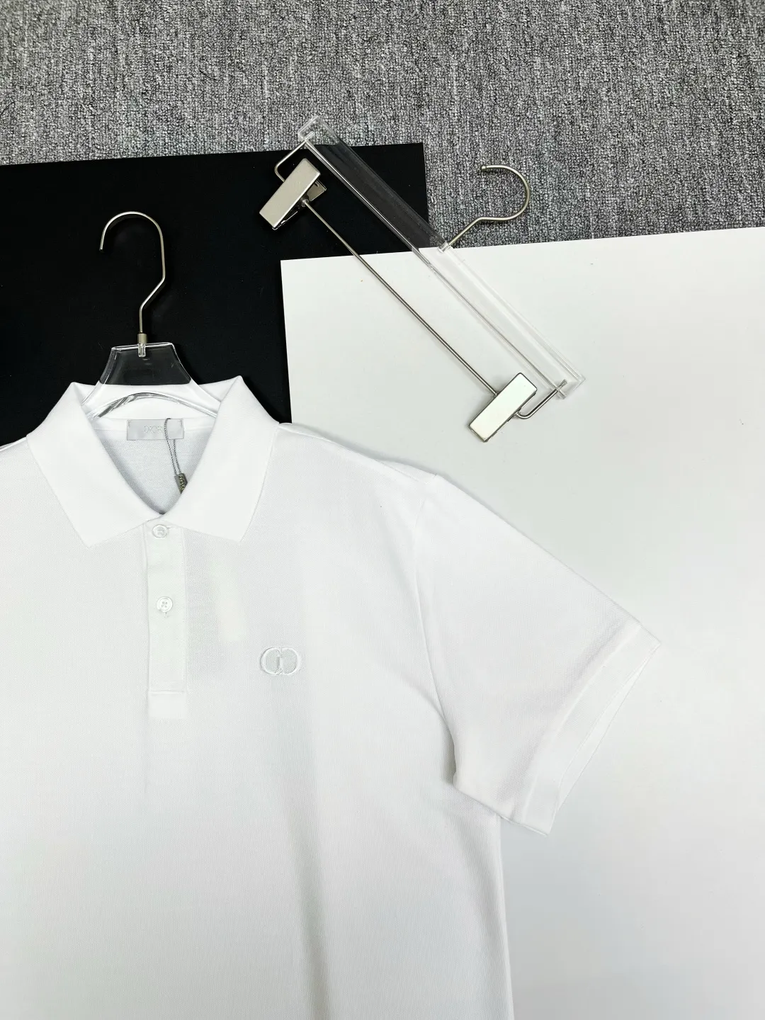 🅿️210 DIOR Dior embroidered new Polo shirt Original fabric Original customized accessories Official same style Made of 210g pure cotton pique fabric, customized same vat dyed fabric Very comfortable and smooth to the touch Very wide and stylish Produced by a first-line brand OEM factory Imported Behringer embroidery machine The embroidery is full and textured The collar ribs are woven with imported yarns, and they will not deform after long-term wear. The latest spring and summer style, fashionable and personalized Super versatile and good-looking. It is very suitable for both men and women. It is a must-have item for everyone. Color: Black White Size: S-XXL