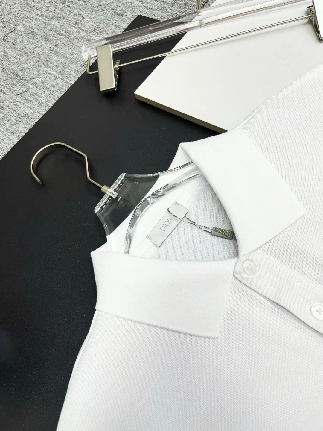 🅿️210 DIOR Dior embroidered new Polo shirt Original fabric Original customized accessories Official same style Made of 210g pure cotton pique fabric, customized same vat dyed fabric Very comfortable and smooth to the touch Very wide and stylish Produced by a first-line brand OEM factory Imported Behringer embroidery machine The embroidery is full and textured The collar ribs are woven with imported yarns, and they will not deform after long-term wear. The latest spring and summer style, fashionable and personalized Super versatile and good-looking. It is very suitable for both men and women. It is a must-have item for everyone. Color: Black White Size: S-XXL