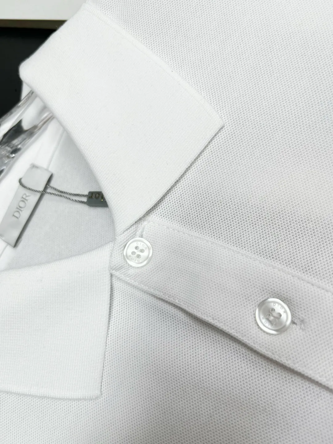 🅿️210 DIOR Dior embroidered new Polo shirt Original fabric Original customized accessories Official same style Made of 210g pure cotton pique fabric, customized same vat dyed fabric Very comfortable and smooth to the touch Very wide and stylish Produced by a first-line brand OEM factory Imported Behringer embroidery machine The embroidery is full and textured The collar ribs are woven with imported yarns, and they will not deform after long-term wear. The latest spring and summer style, fashionable and personalized Super versatile and good-looking. It is very suitable for both men and women. It is a must-have item for everyone. Color: Black White Size: S-XXL