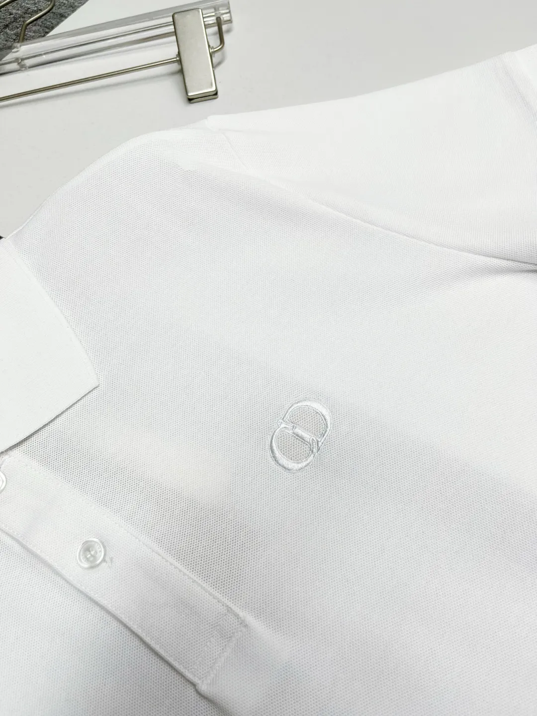 🅿️210 DIOR Dior embroidered new Polo shirt Original fabric Original customized accessories Official same style Made of 210g pure cotton pique fabric, customized same vat dyed fabric Very comfortable and smooth to the touch Very wide and stylish Produced by a first-line brand OEM factory Imported Behringer embroidery machine The embroidery is full and textured The collar ribs are woven with imported yarns, and they will not deform after long-term wear. The latest spring and summer style, fashionable and personalized Super versatile and good-looking. It is very suitable for both men and women. It is a must-have item for everyone. Color: Black White Size: S-XXL