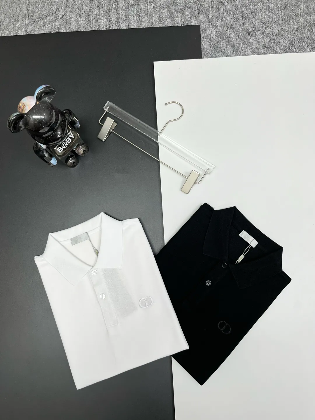 🅿️210 DIOR Dior embroidered new Polo shirt Original fabric Original customized accessories Official same style Made of 210g pure cotton pique fabric, customized same vat dyed fabric Very comfortable and smooth to the touch Very wide and stylish Produced by a first-line brand OEM factory Imported Behringer embroidery machine The embroidery is full and textured The collar ribs are woven with imported yarns, and they will not deform after long-term wear. The latest spring and summer style, fashionable and personalized Super versatile and good-looking. It is very suitable for both men and women. It is a must-have item for everyone. Color: Black White Size: S-XXL