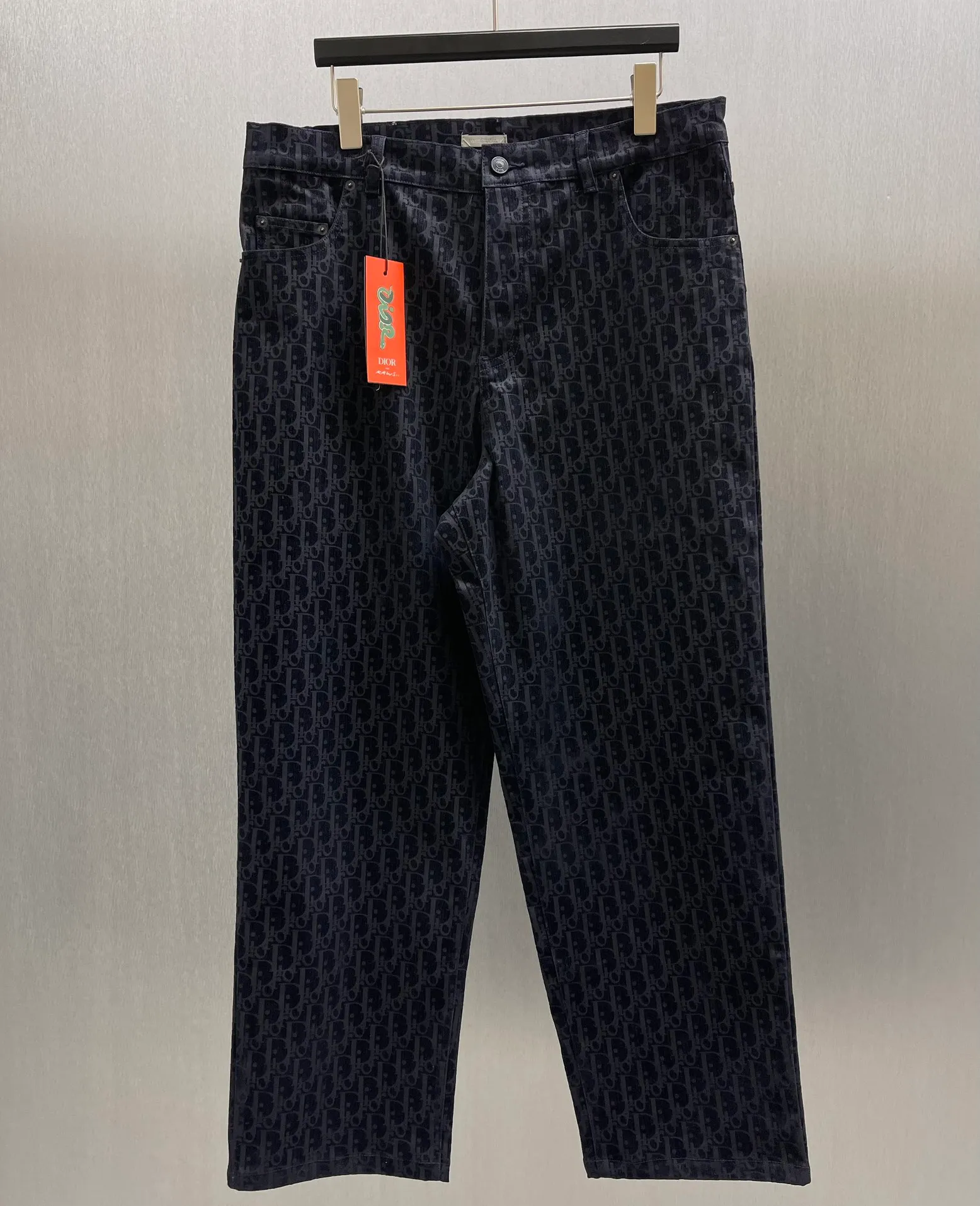 🅿️560 🧧CD blue cotton blend KAWS classic jeans SIZE: S-XL This classic jeans is from the DIOR AND KAWS limited series, showing the Ob1iique print. Crafted from blue cotton-blend denim, it features D1OR AND KAWS embroidery on the back, reinterpreting the Dior logo as a colorful snake. Pair it with the flocked Oblique print for a bold addition to casual looks.