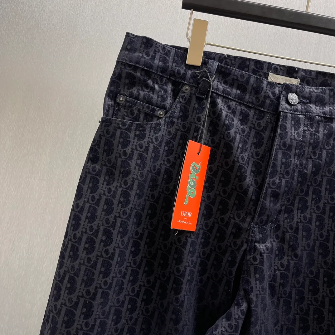🅿️560 🧧CD blue cotton blend KAWS classic jeans SIZE: S-XL This classic jeans is from the DIOR AND KAWS limited series, showing the Ob1iique print. Crafted from blue cotton-blend denim, it features D1OR AND KAWS embroidery on the back, reinterpreting the Dior logo as a colorful snake. Pair it with the flocked Oblique print for a bold addition to casual looks.