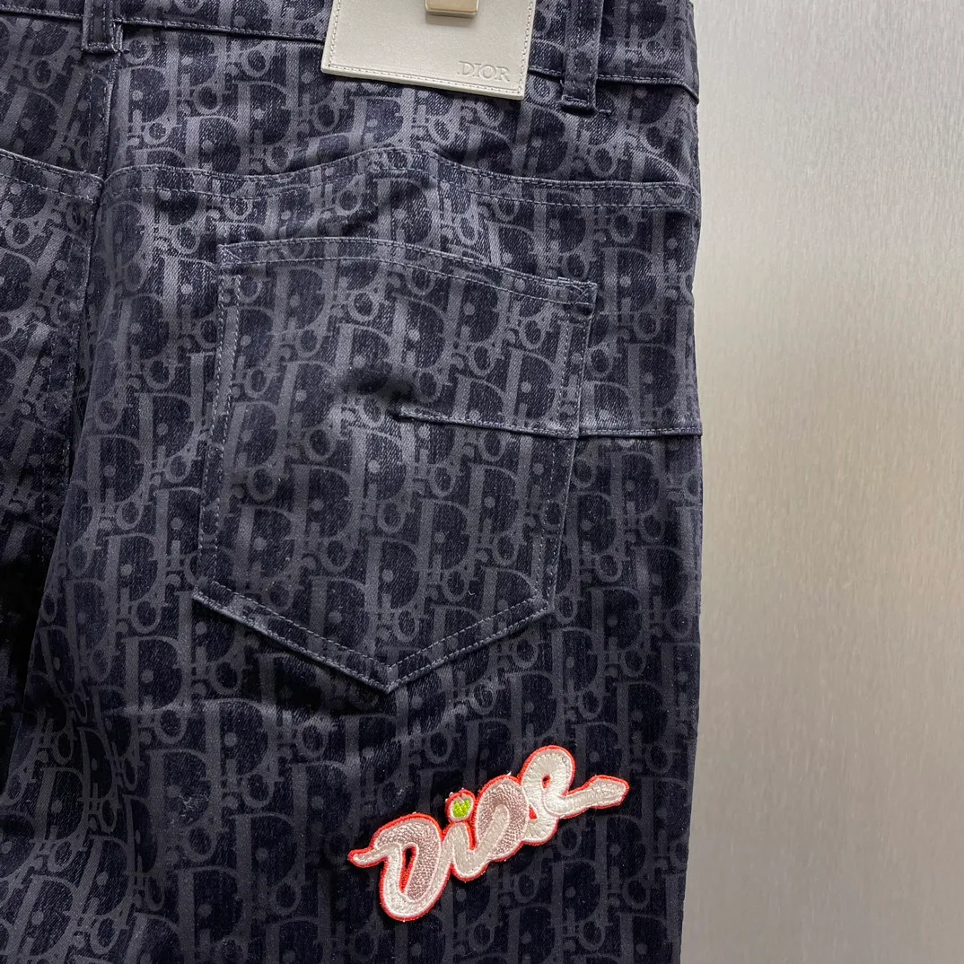 🅿️560 🧧CD blue cotton blend KAWS classic jeans SIZE: S-XL This classic jeans is from the DIOR AND KAWS limited series, showing the Ob1iique print. Crafted from blue cotton-blend denim, it features D1OR AND KAWS embroidery on the back, reinterpreting the Dior logo as a colorful snake. Pair it with the flocked Oblique print for a bold addition to casual looks.
