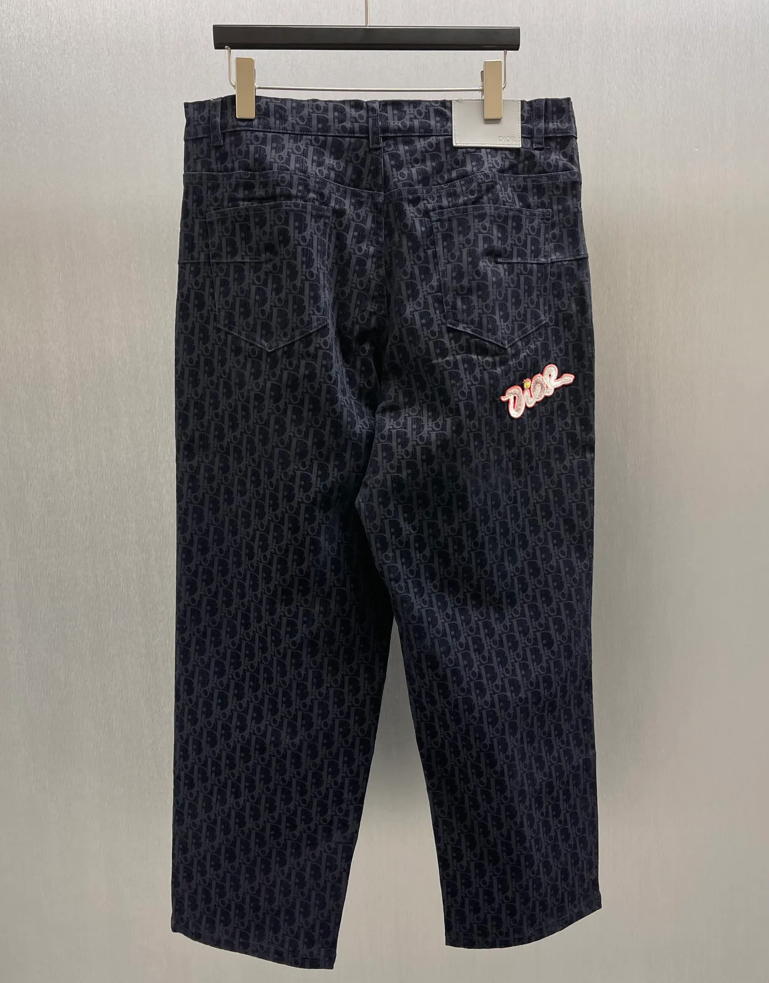 🅿️560 🧧CD blue cotton blend KAWS classic jeans SIZE: S-XL This classic jeans is from the DIOR AND KAWS limited series, showing the Ob1iique print. Crafted from blue cotton-blend denim, it features D1OR AND KAWS embroidery on the back, reinterpreting the Dior logo as a colorful snake. Pair it with the flocked Oblique print for a bold addition to casual looks.
