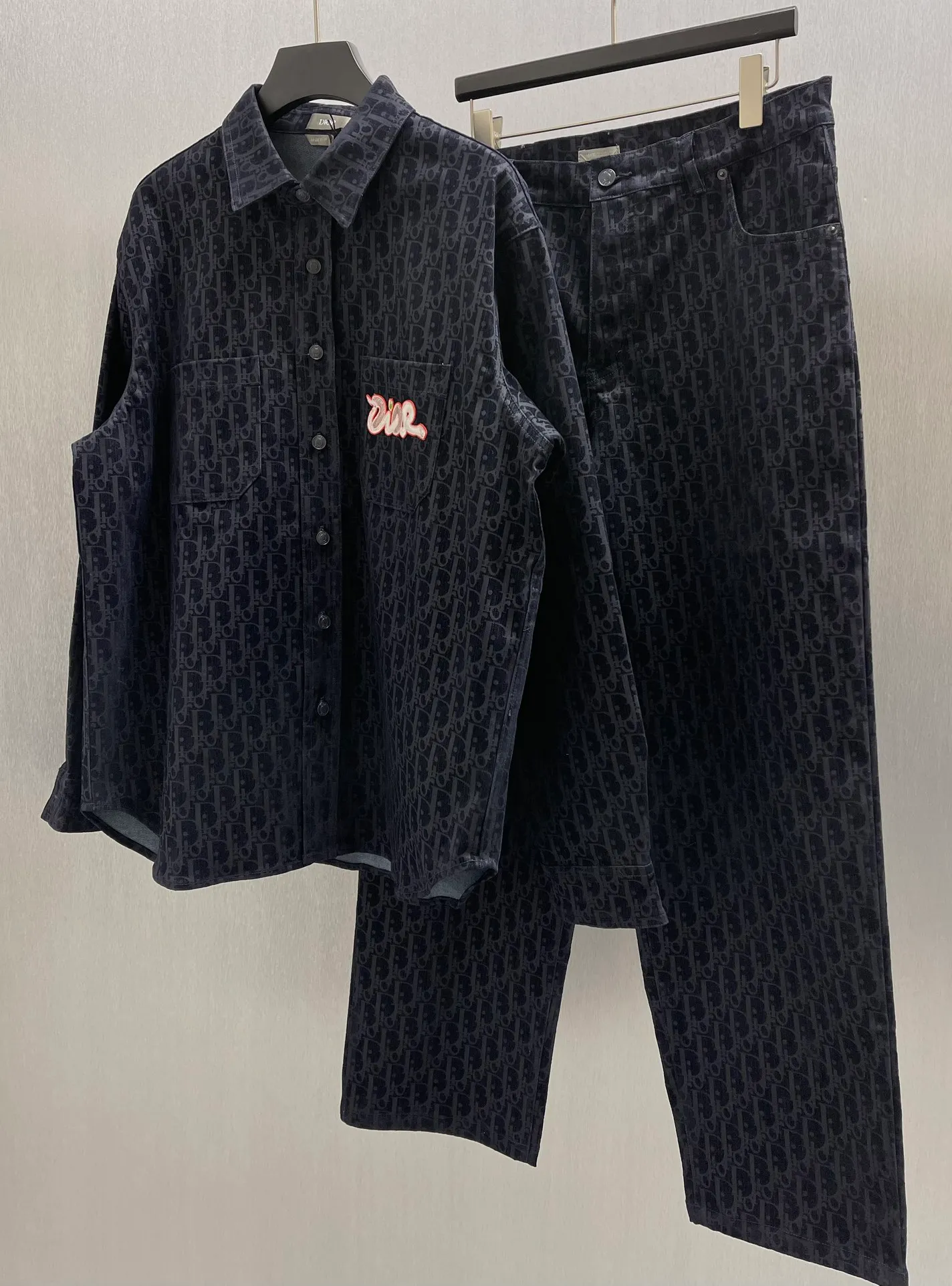 🅿️560 🧧CD blue cotton blend KAWS classic jeans SIZE: S-XL This classic jeans is from the DIOR AND KAWS limited series, showing the Ob1iique print. Crafted from blue cotton-blend denim, it features D1OR AND KAWS embroidery on the back, reinterpreting the Dior logo as a colorful snake. Pair it with the flocked Oblique print for a bold addition to casual looks.