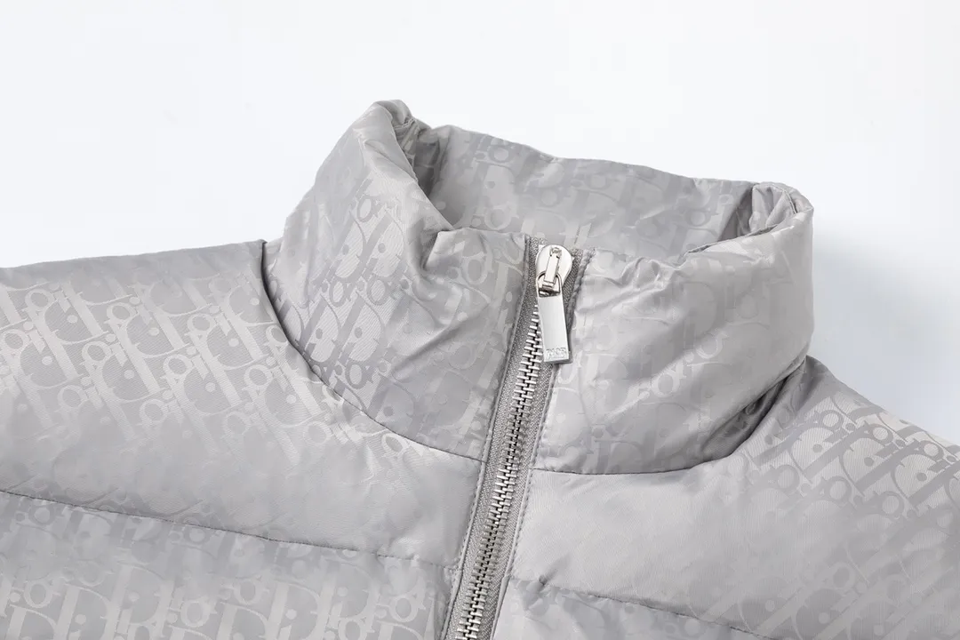 🅿️700 (with dust bag) Dior/Dior 20fw all-over dark pattern presbyopic down vest cd black jacquard technical fabric oblique print This sleeveless jacket is decorated with tonal oblique print throughout, paying tribute to the classic pattern. Crafted from warm technical fabric, it features a black Dior logo patch on the back of the collar. Adds elegance to any look. Tonal oblique print throughout, DR logo patch on back of collar, sleeveless stand collar, two-way zipper pull with DR logo engraved zipper pull, side welt pockets, drawstring elastic hem, 100% polyamide Color: Black/Navy/Pearl Size: 44/46/48/50/52/54