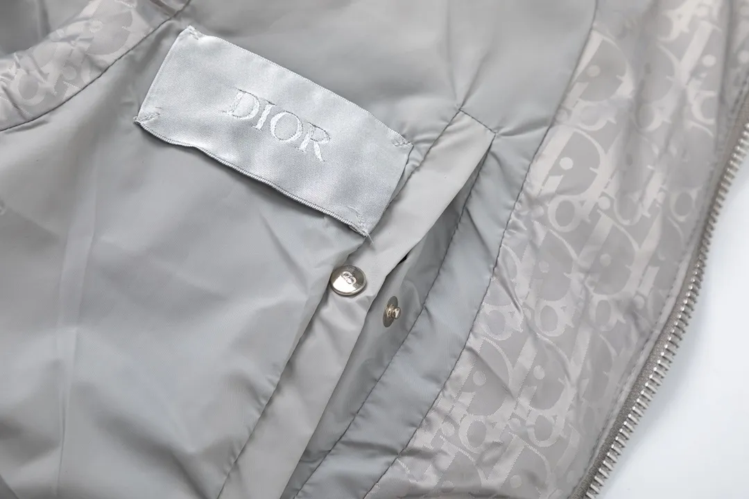 🅿️700 (with dust bag) Dior/Dior 20fw all-over dark pattern presbyopic down vest cd black jacquard technical fabric oblique print This sleeveless jacket is decorated with tonal oblique print throughout, paying tribute to the classic pattern. Crafted from warm technical fabric, it features a black Dior logo patch on the back of the collar. Adds elegance to any look. Tonal oblique print throughout, DR logo patch on back of collar, sleeveless stand collar, two-way zipper pull with DR logo engraved zipper pull, side welt pockets, drawstring elastic hem, 100% polyamide Color: Black/Navy/Pearl Size: 44/46/48/50/52/54