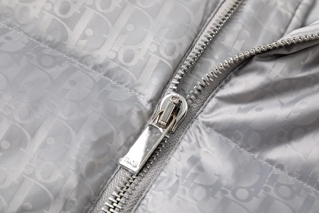 🅿️700 (with dust bag) Dior/Dior 20fw all-over dark pattern presbyopic down vest cd black jacquard technical fabric oblique print This sleeveless jacket is decorated with tonal oblique print throughout, paying tribute to the classic pattern. Crafted from warm technical fabric, it features a black Dior logo patch on the back of the collar. Adds elegance to any look. Tonal oblique print throughout, DR logo patch on back of collar, sleeveless stand collar, two-way zipper pull with DR logo engraved zipper pull, side welt pockets, drawstring elastic hem, 100% polyamide Color: Black/Navy/Pearl Size: 44/46/48/50/52/54