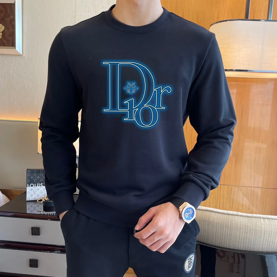 🅿️220 brand [DIOR Dior] (good news for fat people) 2025ss autumn latest long-sleeved round-neck sweatshirt, on sale simultaneously on the official website. Refreshing and breathable. Made of top Tencel Roman. Comfortable and soft. 3D three-dimensional clarity. Super fashion sense. Great for gifting and keeping for yourself. Size: M-5XL (can wear up to 220 pounds)