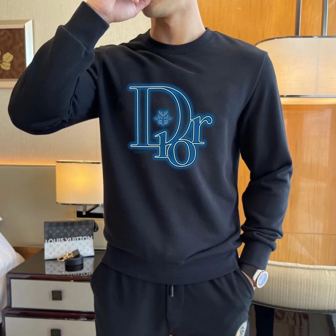 🅿️220 brand [DIOR Dior] (good news for fat people) 2025ss autumn latest long-sleeved round-neck sweatshirt, on sale simultaneously on the official website. Refreshing and breathable. Made of top Tencel Roman. Comfortable and soft. 3D three-dimensional clarity. Super fashion sense. Great for gifting and keeping for yourself. Size: M-5XL (can wear up to 220 pounds)