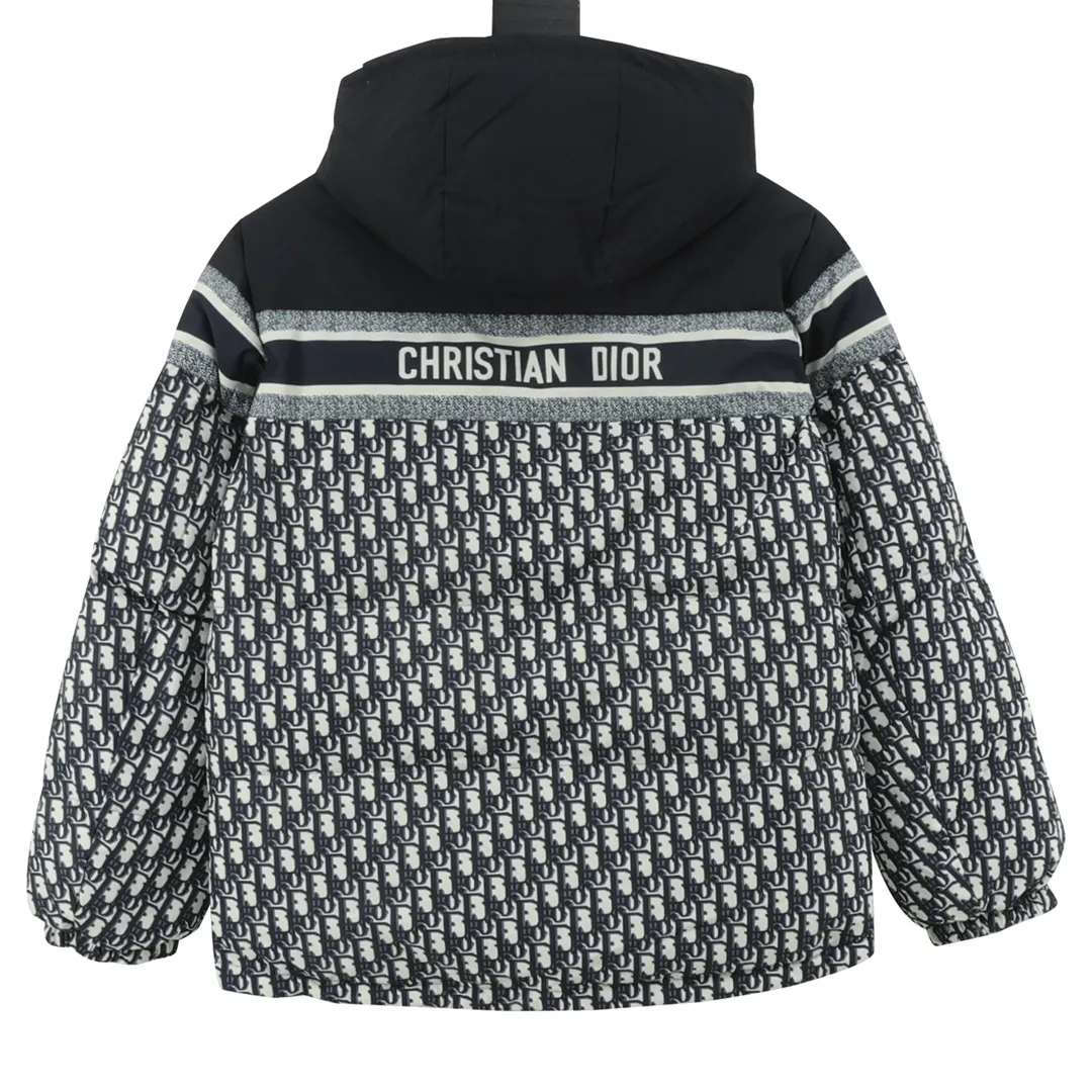 🅿️1360 Dior/Dior classic all-over printed presbyopic reversible down jacket The original 17,000 purchased sample garments are printed using the new international standard 90 white duck down (detectable) with a fill power of 700. Each piece of down is no less than 330 grams, 100% filled, pure down. In order to distinguish the hand-filled down from small workshops, we uniformly choose to use MCGS machine filling, based on the filling quantity of each piece, the fill power of the down stirring, and the 900-density double-layer liner cloth of the down liner comes with an anti-run down coating to maintain The down version also ensures that the down will not move after dry cleaning. The inner lining is 900-density and comes with an anti-feather coating. The cuffs and collar are all made of original Velcro, which is durable. The accessories and hardware are all custom-made from the original factory. Details determine the quality. Customized double-sided printed fabrics. It took 60 days to perfectly restore the overall presbyopic LOGO positioning. It has a super soft feel. The exquisite pattern design is arranged and positioned by computer. The fabric is soft and anti-static. Feel free to compare with the market version. Size:S-XXL