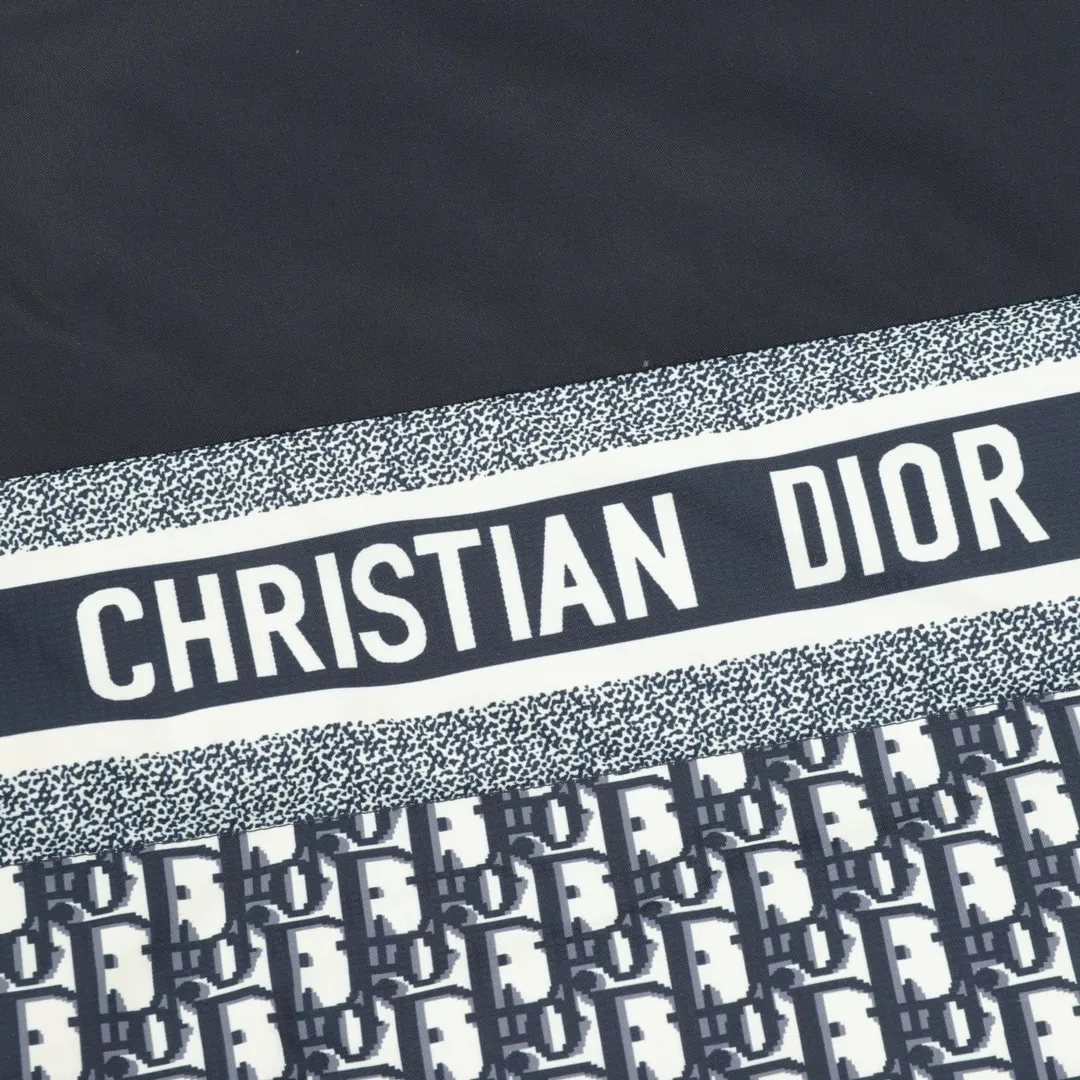 🅿️1360 Dior/Dior classic all-over printed presbyopic reversible down jacket The original 17,000 purchased sample garments are printed using the new international standard 90 white duck down (detectable) with a fill power of 700. Each piece of down is no less than 330 grams, 100% filled, pure down. In order to distinguish the hand-filled down from small workshops, we uniformly choose to use MCGS machine filling, based on the filling quantity of each piece, the fill power of the down stirring, and the 900-density double-layer liner cloth of the down liner comes with an anti-run down coating to maintain The down version also ensures that the down will not move after dry cleaning. The inner lining is 900-density and comes with an anti-feather coating. The cuffs and collar are all made of original Velcro, which is durable. The accessories and hardware are all custom-made from the original factory. Details determine the quality. Customized double-sided printed fabrics. It took 60 days to perfectly restore the overall presbyopic LOGO positioning. It has a super soft feel. The exquisite pattern design is arranged and positioned by computer. The fabric is soft and anti-static. Feel free to compare with the market version. Size:S-XXL