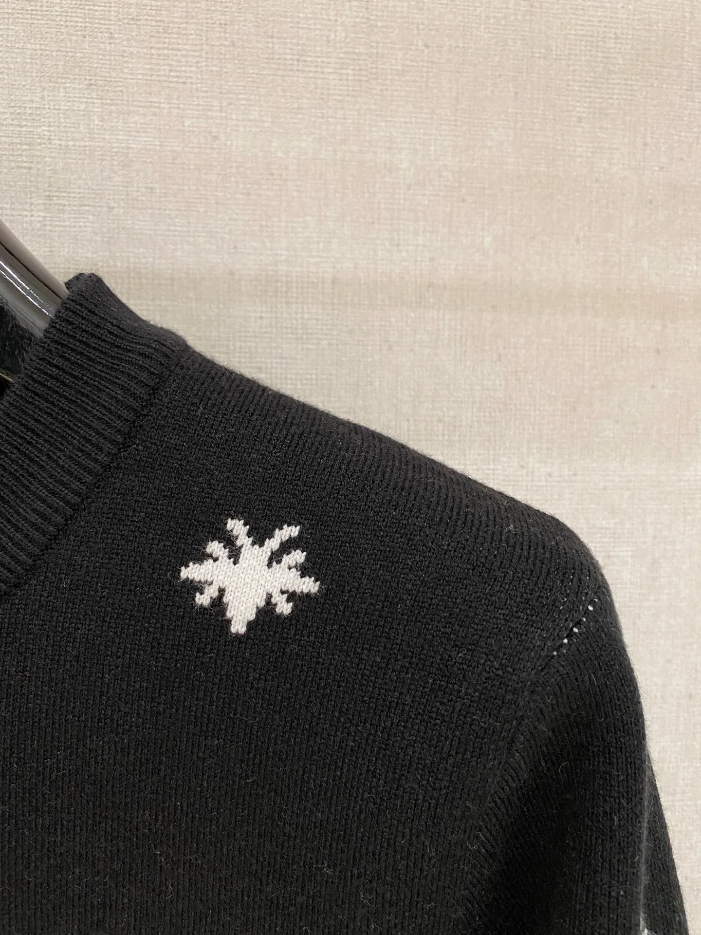 🅿️440 Dior 2025 autumn and winter new wool sweater. High-quality wool blended fabric imported from Italy, high-density knitting. Fashionable and versatile sweater, very handsome. The classic logo is more durable and resistant to deformation. The counter version can be easily held in various styles. The classic fashion model that is sought after every year has become popular all over the world! Size: M-3XL (please state your height and weight when placing an order)