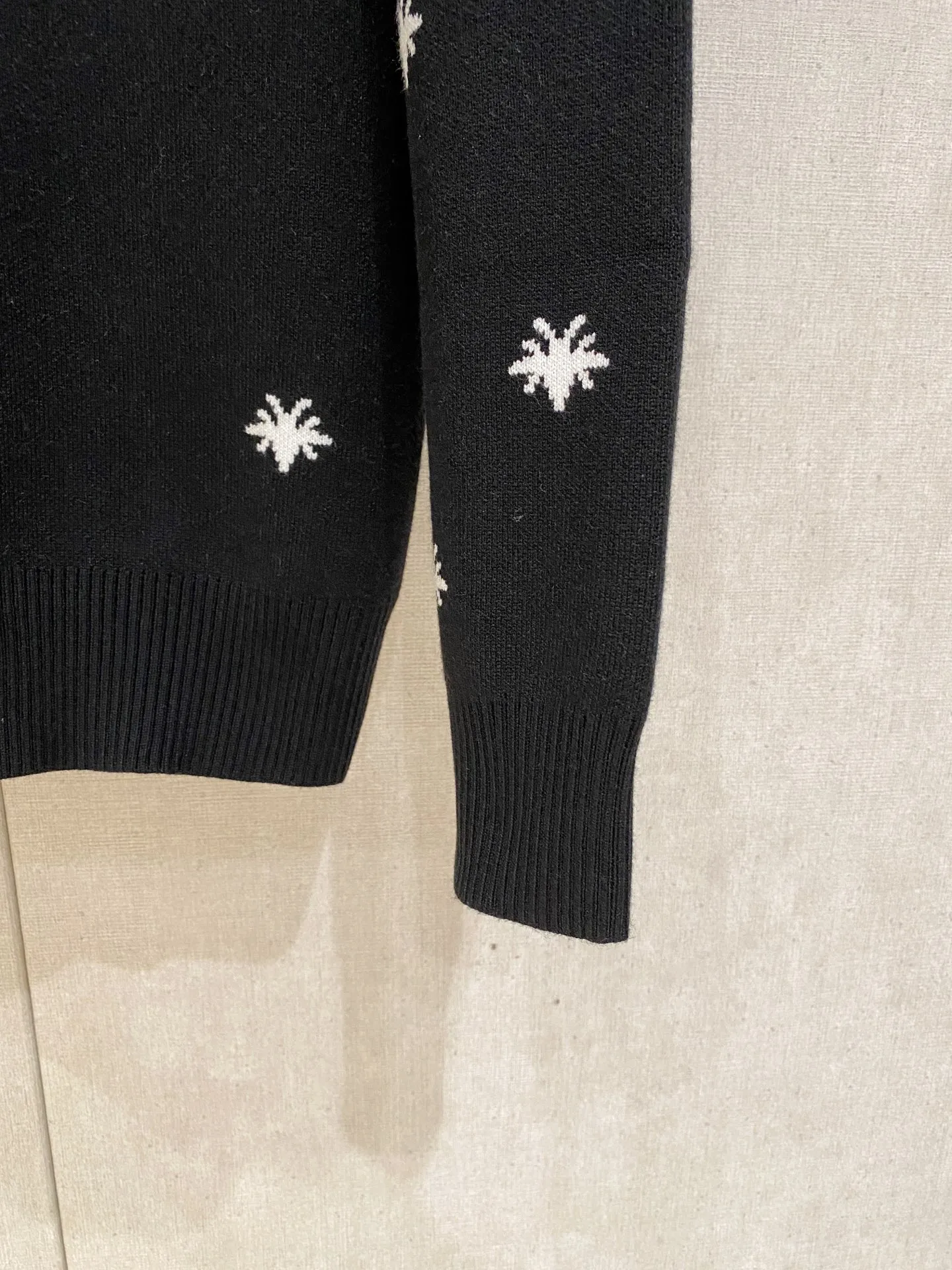 🅿️440 Dior 2025 autumn and winter new wool sweater. High-quality wool blended fabric imported from Italy, high-density knitting. Fashionable and versatile sweater, very handsome. The classic logo is more durable and resistant to deformation. The counter version can be easily held in various styles. The classic fashion model that is sought after every year has become popular all over the world! Size: M-3XL (please state your height and weight when placing an order)