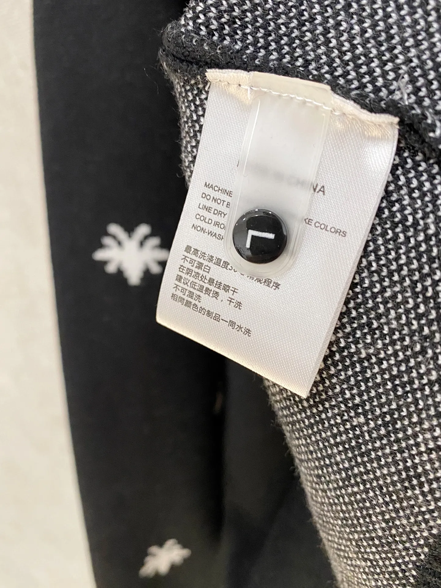 🅿️440 Dior 2025 autumn and winter new wool sweater. High-quality wool blended fabric imported from Italy, high-density knitting. Fashionable and versatile sweater, very handsome. The classic logo is more durable and resistant to deformation. The counter version can be easily held in various styles. The classic fashion model that is sought after every year has become popular all over the world! Size: M-3XL (please state your height and weight when placing an order)