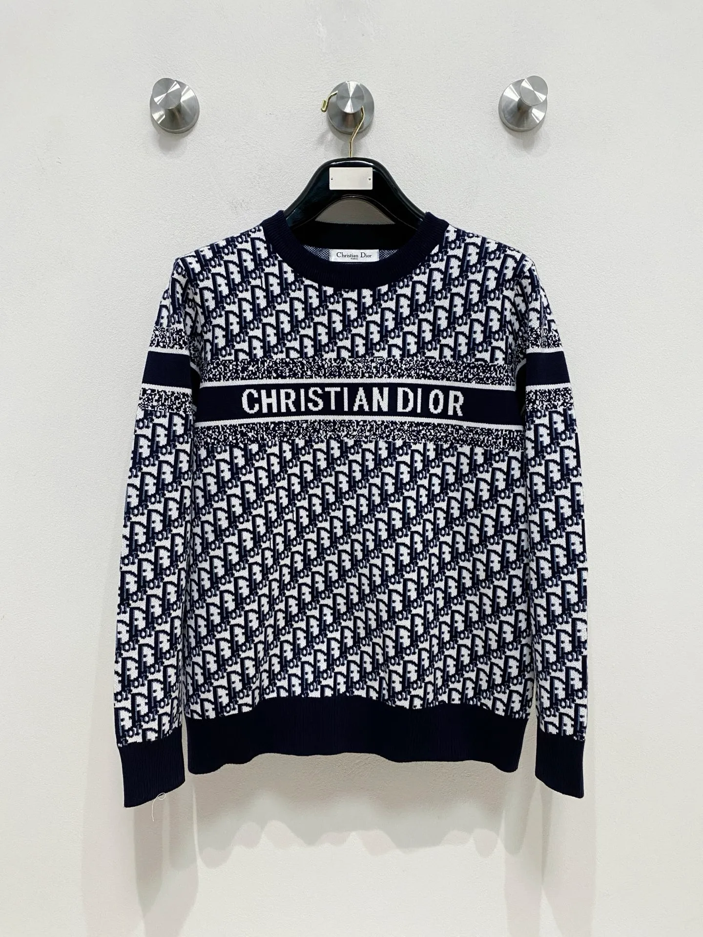 🅿️440 Dior crew neck sweater, made of wool blended yarn, has good warmth retention, fluffy and soft, doubles skin care, giving you a lightweight wearing experience. High-quality natural fibers ensure high-quality life. The whole piece adopts solid color single-sided craftsmanship, leaving loose space when fit, solid color plain weave, neat texture, solid color design, durable and high-end. The workmanship is meticulous, fashionable and versatile. The reverse shoulder design is simple and comfortable. At the same time, it uses counter stitching to highlight the quality in the details, making the temperament more low-key, restrained, calm and stylish, and better showing the clean and tidy side of successful men. The collar, cuffs, and hem are made of dense rib weaving, which is tight and elastic, not easy to deform, and highlights the details and texture. Whether worn alone or layered, it can not only give you a warm feeling, but also give you a sophisticated sense of fashion.      Size: M-XXXL