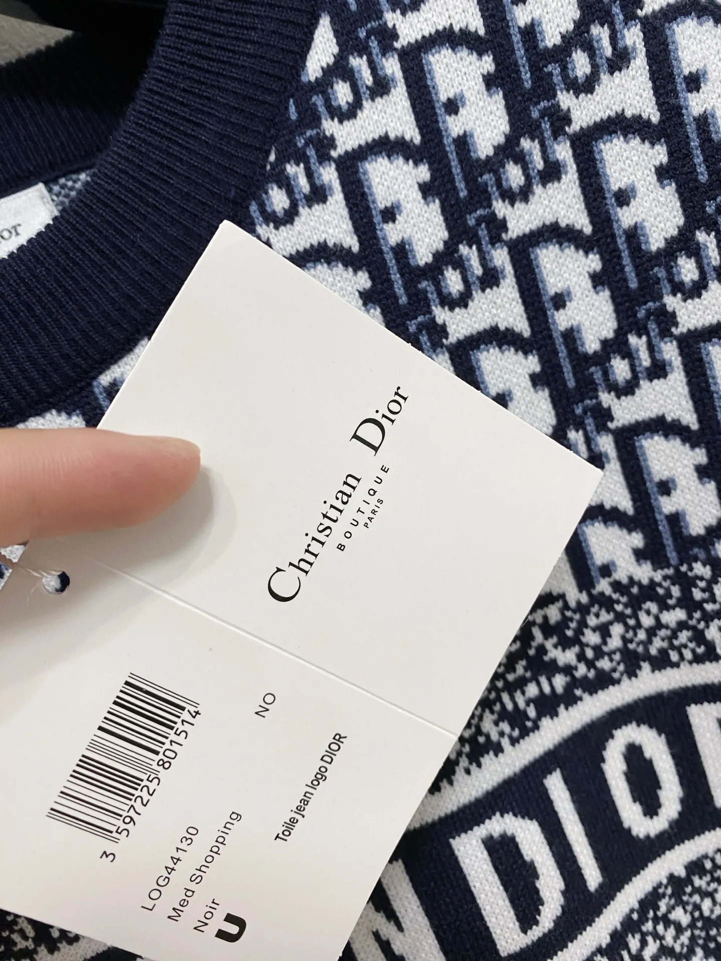 🅿️440 Dior crew neck sweater, made of wool blended yarn, has good warmth retention, fluffy and soft, doubles skin care, giving you a lightweight wearing experience. High-quality natural fibers ensure high-quality life. The whole piece adopts solid color single-sided craftsmanship, leaving loose space when fit, solid color plain weave, neat texture, solid color design, durable and high-end. The workmanship is meticulous, fashionable and versatile. The reverse shoulder design is simple and comfortable. At the same time, it uses counter stitching to highlight the quality in the details, making the temperament more low-key, restrained, calm and stylish, and better showing the clean and tidy side of successful men. The collar, cuffs, and hem are made of dense rib weaving, which is tight and elastic, not easy to deform, and highlights the details and texture. Whether worn alone or layered, it can not only give you a warm feeling, but also give you a sophisticated sense of fashion.      Size: M-XXXL