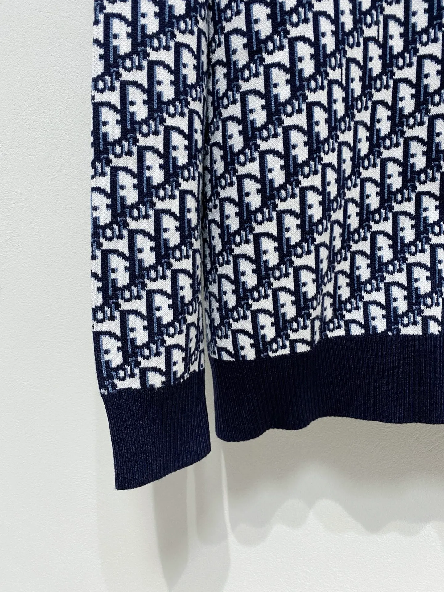 🅿️440 Dior crew neck sweater, made of wool blended yarn, has good warmth retention, fluffy and soft, doubles skin care, giving you a lightweight wearing experience. High-quality natural fibers ensure high-quality life. The whole piece adopts solid color single-sided craftsmanship, leaving loose space when fit, solid color plain weave, neat texture, solid color design, durable and high-end. The workmanship is meticulous, fashionable and versatile. The reverse shoulder design is simple and comfortable. At the same time, it uses counter stitching to highlight the quality in the details, making the temperament more low-key, restrained, calm and stylish, and better showing the clean and tidy side of successful men. The collar, cuffs, and hem are made of dense rib weaving, which is tight and elastic, not easy to deform, and highlights the details and texture. Whether worn alone or layered, it can not only give you a warm feeling, but also give you a sophisticated sense of fashion.      Size: M-XXXL