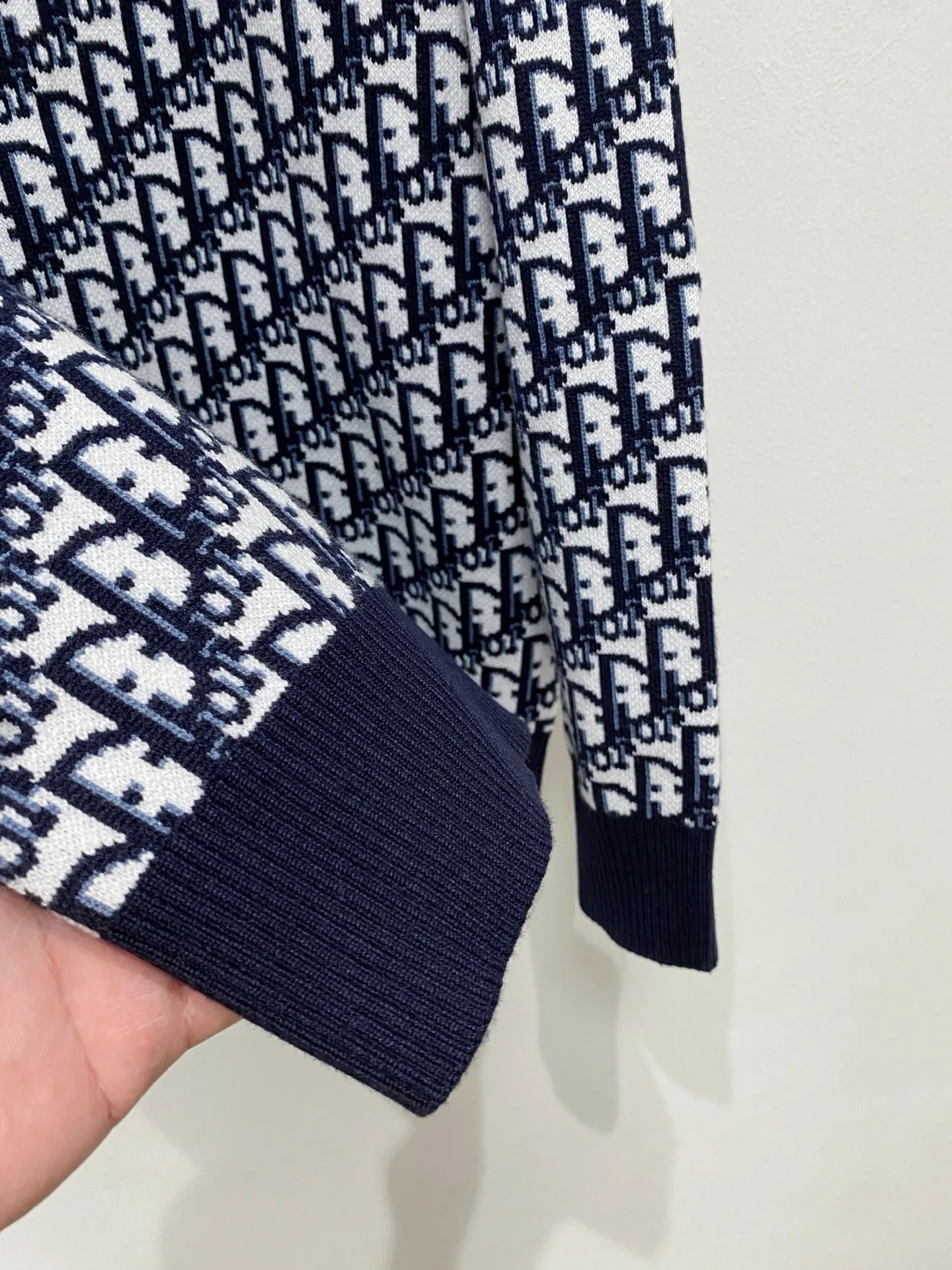 🅿️440 Dior crew neck sweater, made of wool blended yarn, has good warmth retention, fluffy and soft, doubles skin care, giving you a lightweight wearing experience. High-quality natural fibers ensure high-quality life. The whole piece adopts solid color single-sided craftsmanship, leaving loose space when fit, solid color plain weave, neat texture, solid color design, durable and high-end. The workmanship is meticulous, fashionable and versatile. The reverse shoulder design is simple and comfortable. At the same time, it uses counter stitching to highlight the quality in the details, making the temperament more low-key, restrained, calm and stylish, and better showing the clean and tidy side of successful men. The collar, cuffs, and hem are made of dense rib weaving, which is tight and elastic, not easy to deform, and highlights the details and texture. Whether worn alone or layered, it can not only give you a warm feeling, but also give you a sophisticated sense of fashion.      Size: M-XXXL