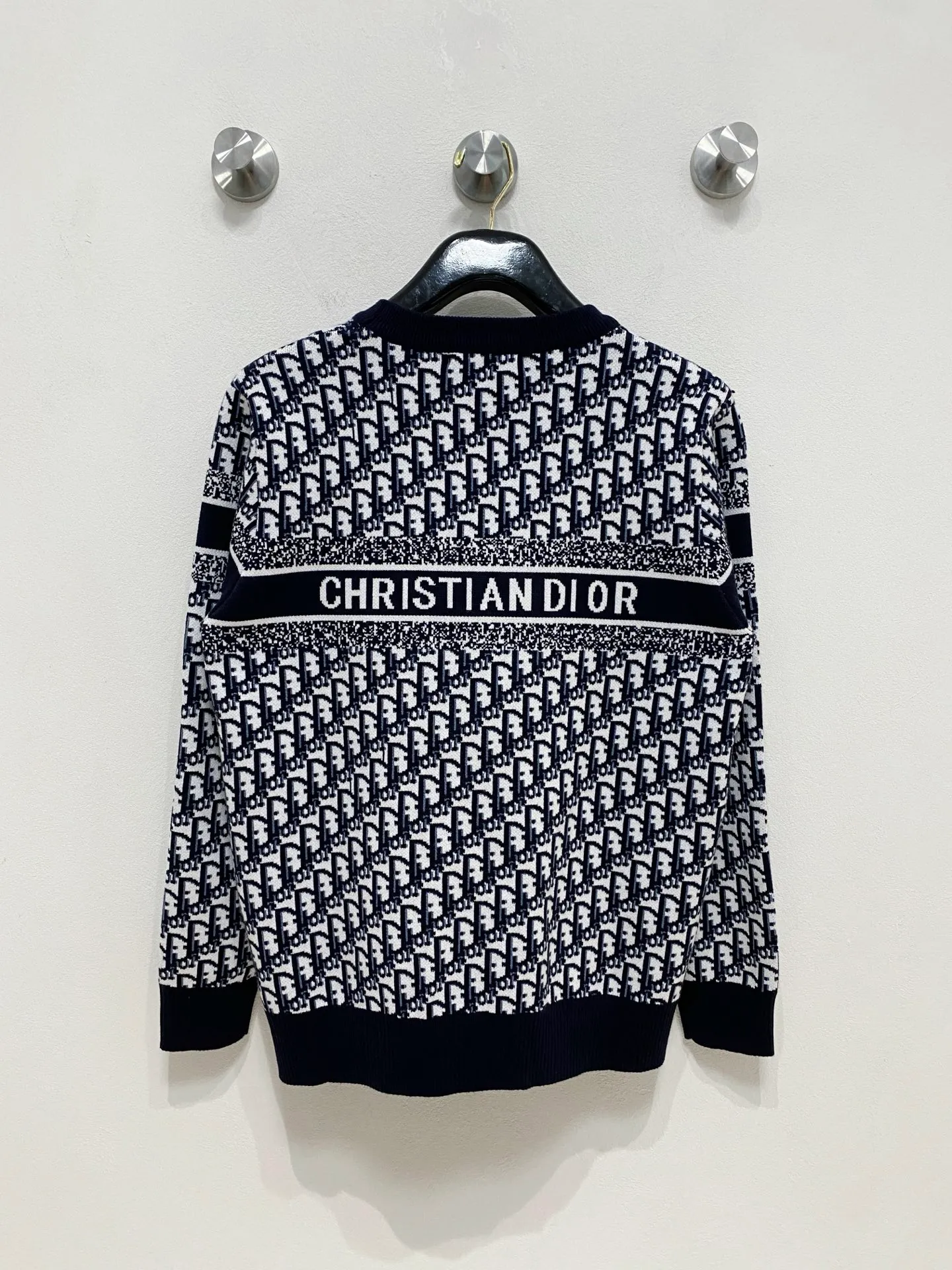 🅿️440 Dior crew neck sweater, made of wool blended yarn, has good warmth retention, fluffy and soft, doubles skin care, giving you a lightweight wearing experience. High-quality natural fibers ensure high-quality life. The whole piece adopts solid color single-sided craftsmanship, leaving loose space when fit, solid color plain weave, neat texture, solid color design, durable and high-end. The workmanship is meticulous, fashionable and versatile. The reverse shoulder design is simple and comfortable. At the same time, it uses counter stitching to highlight the quality in the details, making the temperament more low-key, restrained, calm and stylish, and better showing the clean and tidy side of successful men. The collar, cuffs, and hem are made of dense rib weaving, which is tight and elastic, not easy to deform, and highlights the details and texture. Whether worn alone or layered, it can not only give you a warm feeling, but also give you a sophisticated sense of fashion.      Size: M-XXXL