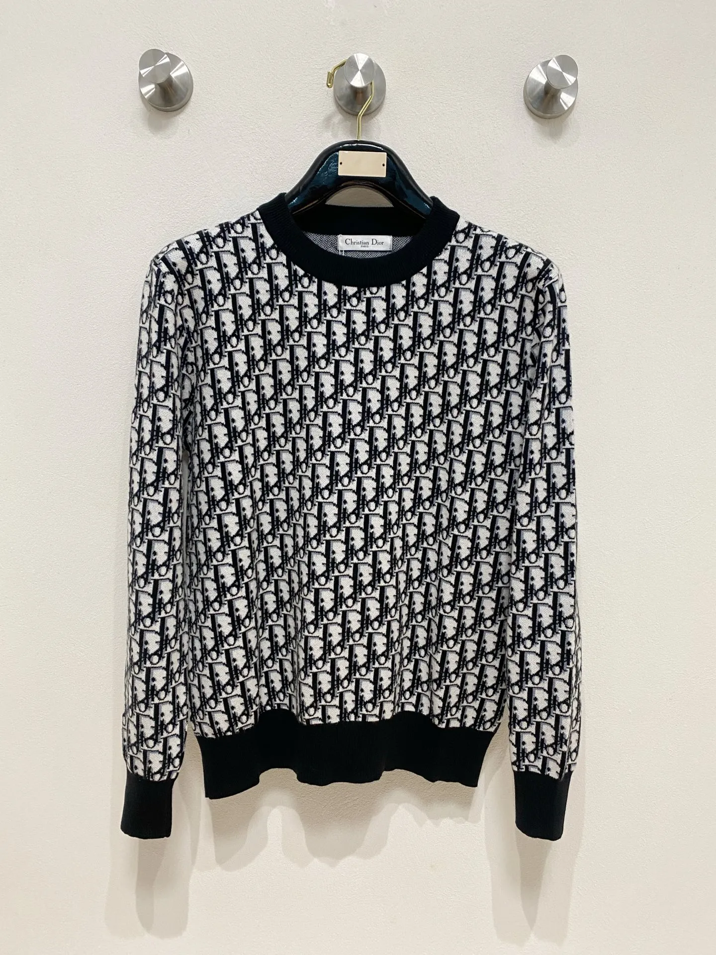 🅿️440 Dior 2025 new wool blended round neck long-sleeved sweater cardigan bottoming sweater, high-end version! The custom-made fabrics at the counter are highly breathable and comfortable, with impeccable details and brand element design concepts, reflecting high quality. It feels delicate and soft! It presents a casual cut and the upper body shape is great! 🐉Code size: M-3XL