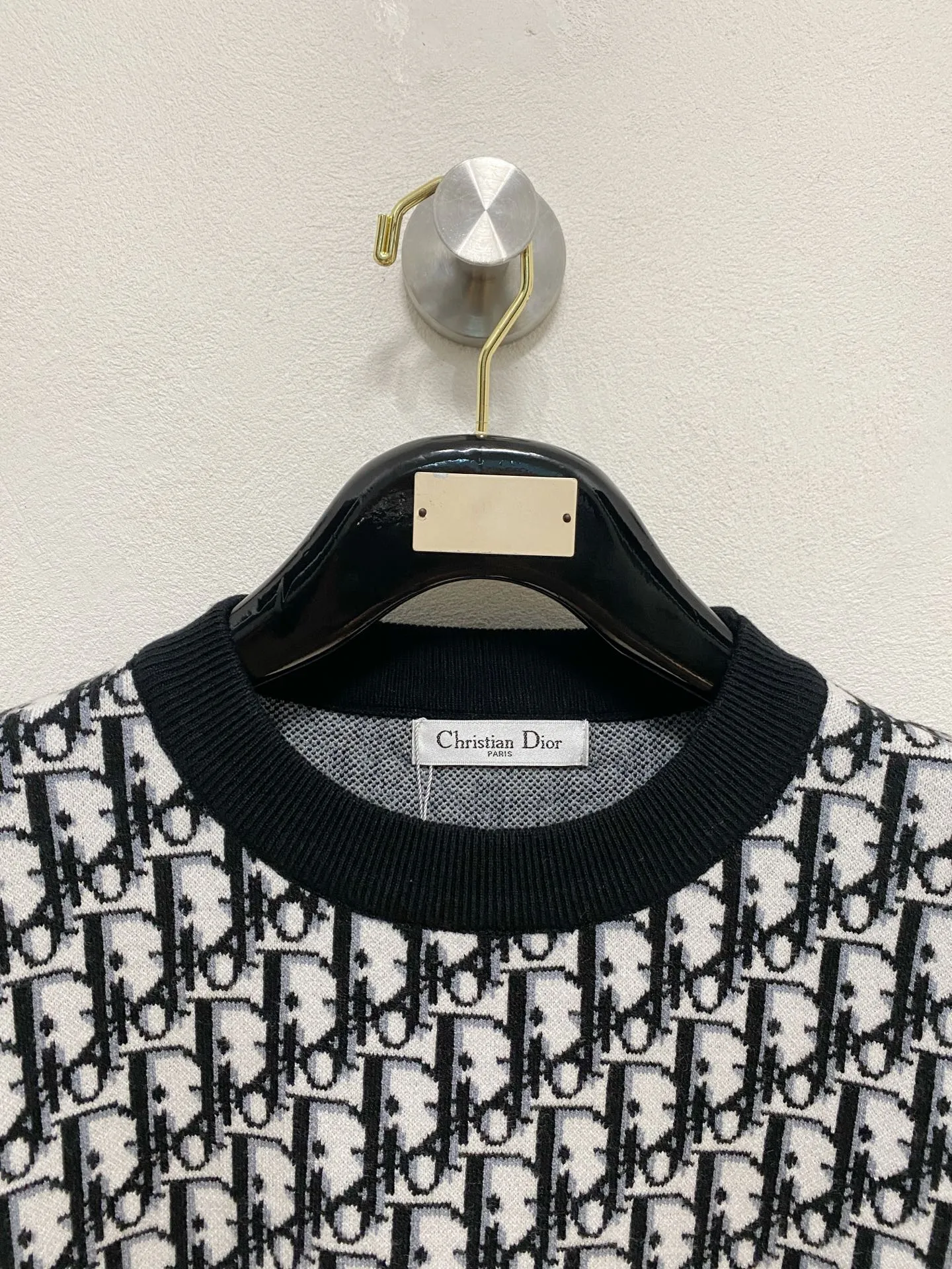🅿️440 Dior 2025 new wool blended round neck long-sleeved sweater cardigan bottoming sweater, high-end version! The custom-made fabrics at the counter are highly breathable and comfortable, with impeccable details and brand element design concepts, reflecting high quality. It feels delicate and soft! It presents a casual cut and the upper body shape is great! 🐉Code size: M-3XL