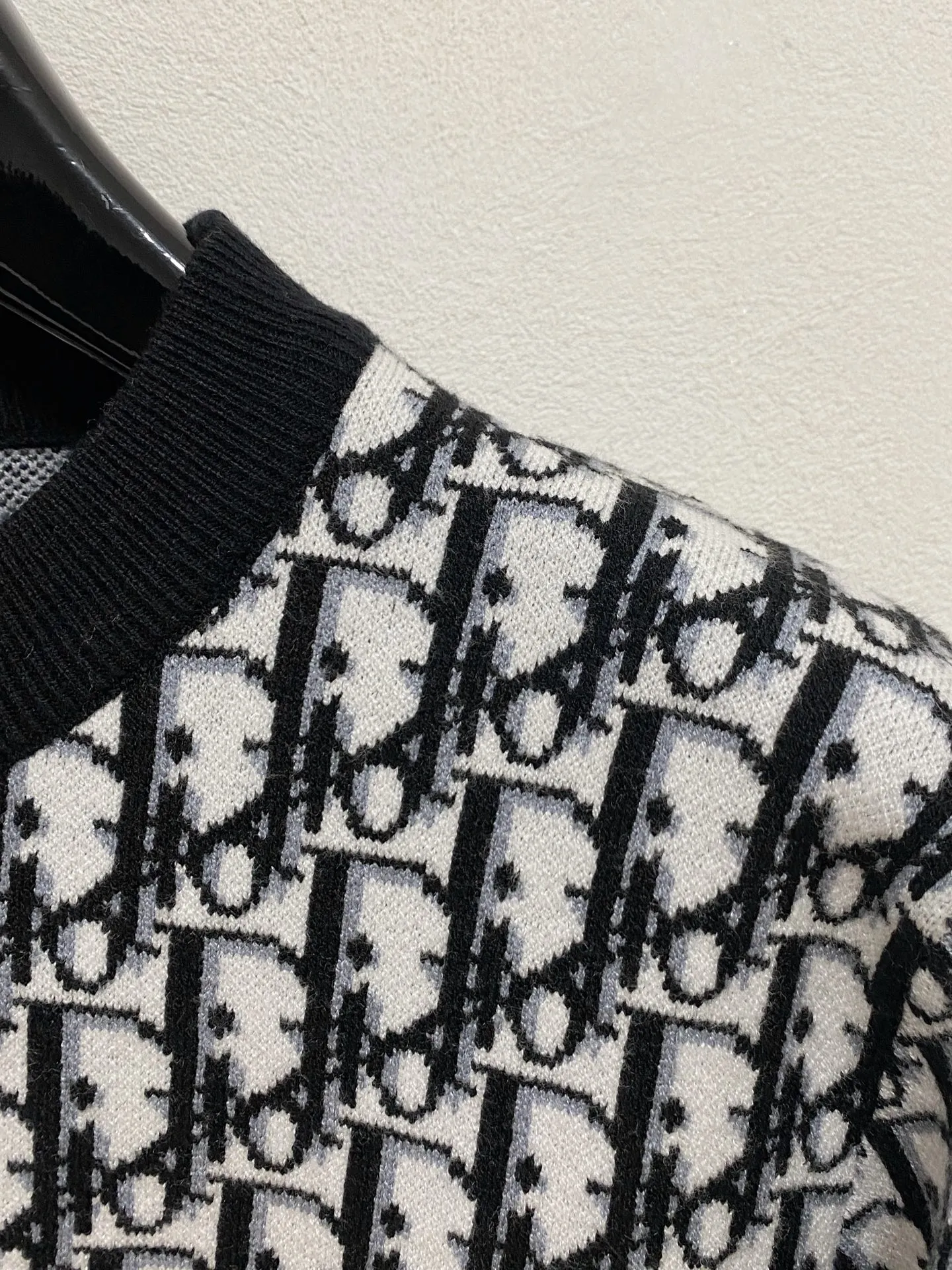 🅿️440 Dior 2025 new wool blended round neck long-sleeved sweater cardigan bottoming sweater, high-end version! The custom-made fabrics at the counter are highly breathable and comfortable, with impeccable details and brand element design concepts, reflecting high quality. It feels delicate and soft! It presents a casual cut and the upper body shape is great! 🐉Code size: M-3XL