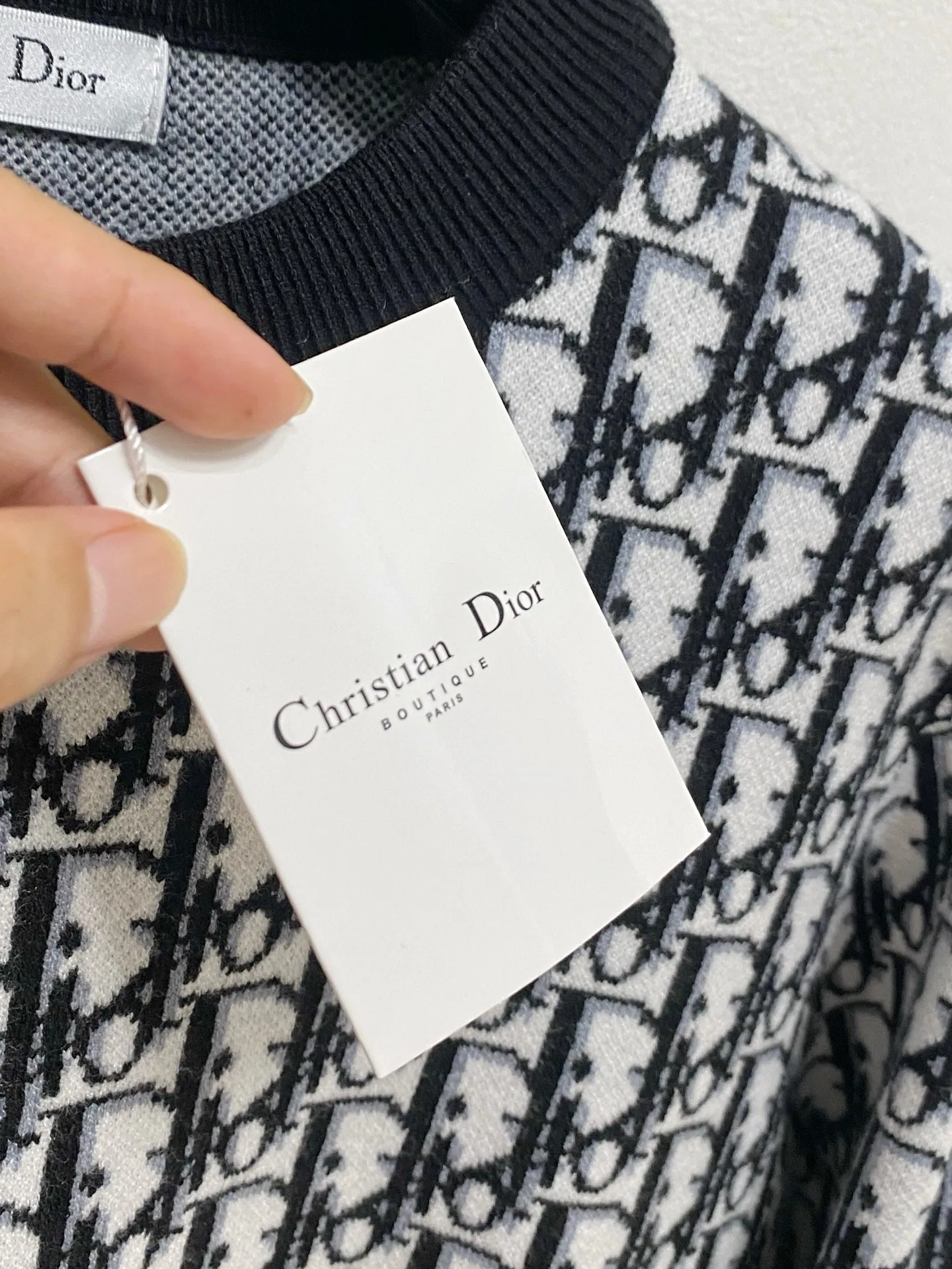 🅿️440 Dior 2025 new wool blended round neck long-sleeved sweater cardigan bottoming sweater, high-end version! The custom-made fabrics at the counter are highly breathable and comfortable, with impeccable details and brand element design concepts, reflecting high quality. It feels delicate and soft! It presents a casual cut and the upper body shape is great! 🐉Code size: M-3XL