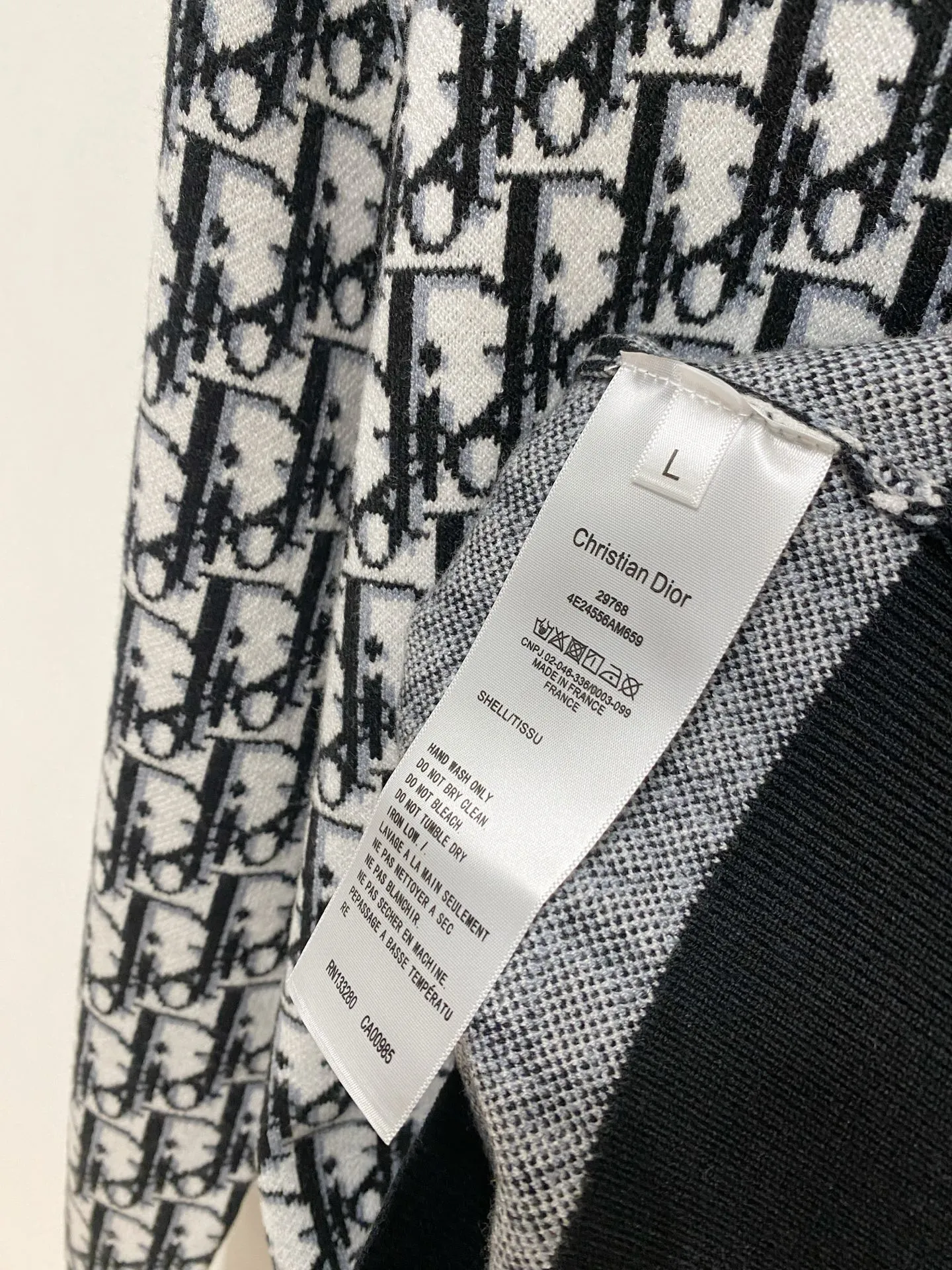 🅿️440 Dior 2025 new wool blended round neck long-sleeved sweater cardigan bottoming sweater, high-end version! The custom-made fabrics at the counter are highly breathable and comfortable, with impeccable details and brand element design concepts, reflecting high quality. It feels delicate and soft! It presents a casual cut and the upper body shape is great! 🐉Code size: M-3XL