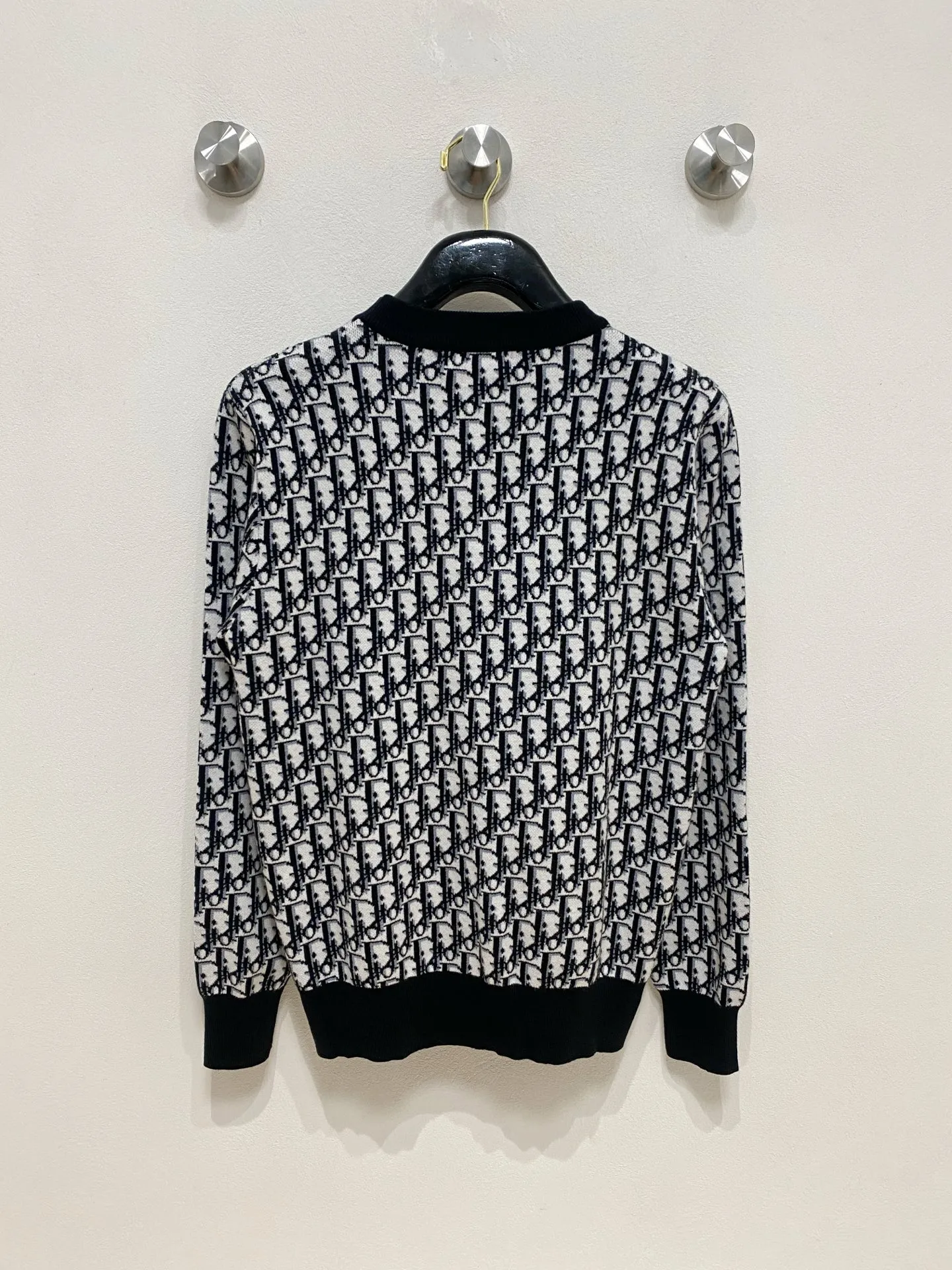 🅿️440 Dior 2025 new wool blended round neck long-sleeved sweater cardigan bottoming sweater, high-end version! The custom-made fabrics at the counter are highly breathable and comfortable, with impeccable details and brand element design concepts, reflecting high quality. It feels delicate and soft! It presents a casual cut and the upper body shape is great! 🐉Code size: M-3XL