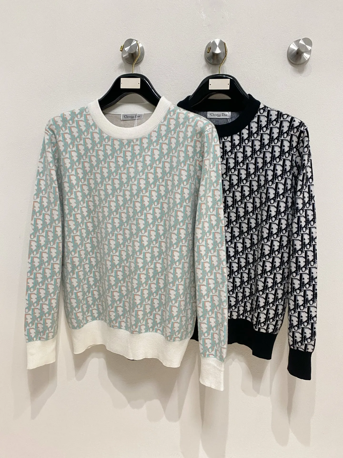 🅿️440 Dior 2025 new wool blended round neck long-sleeved sweater cardigan bottoming sweater, high-end version! The custom-made fabrics at the counter are highly breathable and comfortable, with impeccable details and brand element design concepts, reflecting high quality. It feels delicate and soft! It presents a casual cut and the upper body shape is great! 🐉Code size: M-3XL
