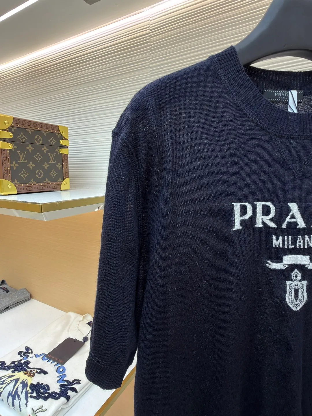 Prada classic LOGO jacquard wool round neck short sleeves ●Original version: purchased and developed by 11988 ●Item number: 1682516-A45 ●Fabric: wool fabric ●Technology: jacquard production ●Color: black ●Version: fitted version ●Weight: about 150 grams ●Size: 46-48-50-52 ●Description: This PRADA gray knitted short-sleeve is woven with high-quality combed cotton threads. The body is made of vertical pit knitting technology. The texture is three-dimensional and elastic. It is soft and breathable when worn next to the skin. It has good drape and stiffness, and is not prone to pilling and deformation. The brand letters and badge pattern on the front of the garment are made with precision embroidery technology. The embroidery thread is made of imported high-gloss yarn. The stitches are dense and even, and the pattern is three-dimensional and clear. It forms a texture contrast with the knitted base to highlight the brand recognition. The neckline is a classic round neck design, with double-needle reinforced hemming technology and a customized threaded collar, which is durable and not easy to loosen. The cuffs and hem are ribbed in the same color. The overall cut is a loose silhouette. The stitching is straight and fine. The customized accessories and three standards are complete. The detailed craftsmanship shows the level of luxury. It is suitable for casual daily and light business wear scenarios. The overall wiring is straight and delicate, the fabric is comfortable and soft, and the color is consistent without color difference. It can be matched with the same style to create a fashionable look and control various occasions. Customized accessories, complete with three standards, same style for men and women!