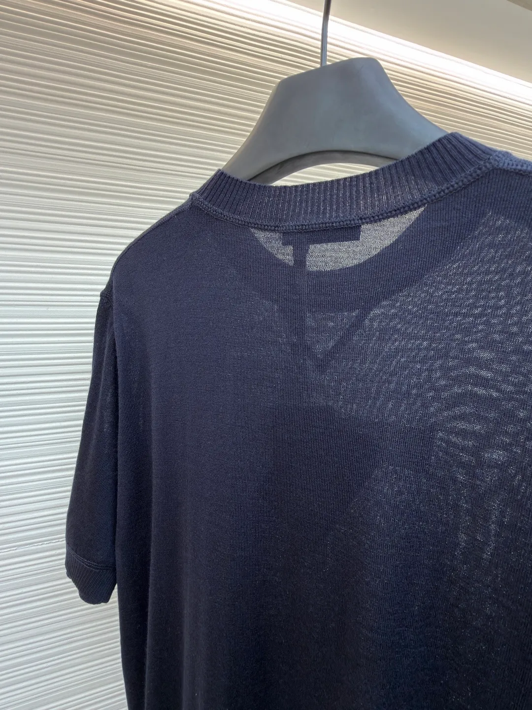 Prada classic LOGO jacquard wool round neck short sleeves ●Original version: purchased and developed by 11988 ●Item number: 1682516-A45 ●Fabric: wool fabric ●Technology: jacquard production ●Color: black ●Version: fitted version ●Weight: about 150 grams ●Size: 46-48-50-52 ●Description: This PRADA gray knitted short-sleeve is woven with high-quality combed cotton threads. The body is made of vertical pit knitting technology. The texture is three-dimensional and elastic. It is soft and breathable when worn next to the skin. It has good drape and stiffness, and is not prone to pilling and deformation. The brand letters and badge pattern on the front of the garment are made with precision embroidery technology. The embroidery thread is made of imported high-gloss yarn. The stitches are dense and even, and the pattern is three-dimensional and clear. It forms a texture contrast with the knitted base to highlight the brand recognition. The neckline is a classic round neck design, with double-needle reinforced hemming technology and a customized threaded collar, which is durable and not easy to loosen. The cuffs and hem are ribbed in the same color. The overall cut is a loose silhouette. The stitching is straight and fine. The customized accessories and three standards are complete. The detailed craftsmanship shows the level of luxury. It is suitable for casual daily and light business wear scenarios. The overall wiring is straight and delicate, the fabric is comfortable and soft, and the color is consistent without color difference. It can be matched with the same style to create a fashionable look and control various occasions. Customized accessories, complete with three standards, same style for men and women!