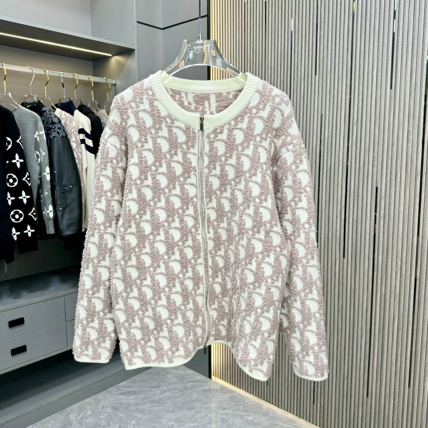 🅿️310 Dior 25FW zipper sweater is made of top-grade cashmere yarn. The new autumn and winter Oblique jacquard knitted cashmere sweater adopts a double-sided wearable design and is made of high-quality cashmere material. After fine weaving process, it presents a soft and comfortable touch and excellent thermal insulation performance. The iconic Oblique jacquard pattern is perfectly presented through precision knitting technology. It can be worn on both sides, showing different style charms. The round neck design is simple and elegant, suitable for various matching occasions. Exquisite knitting technology ensures that the clothes are not easily deformed and remain crisp and long-lasting. The double-sided design concept reflects LV's perfect balance of practicality and fashion. Each sweater undergoes strict quality inspection to ensure that the quality meets the brand's consistently high standards. This knitted item combines warmth and style, making it an exquisite addition to your autumn and winter wardrobe. Size:S/M/L/XL
