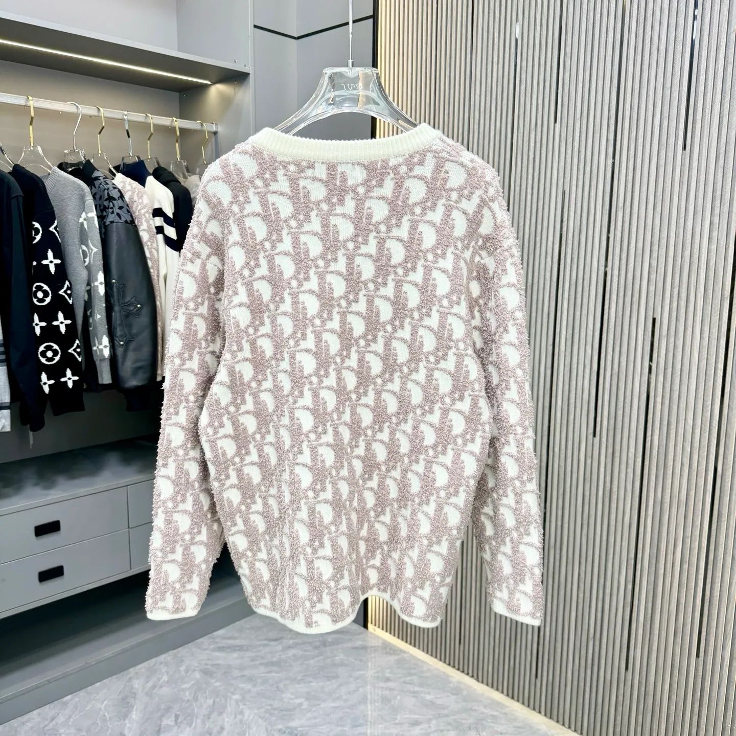🅿️310 Dior 25FW zipper sweater is made of top-grade cashmere yarn. The new autumn and winter Oblique jacquard knitted cashmere sweater adopts a double-sided wearable design and is made of high-quality cashmere material. After fine weaving process, it presents a soft and comfortable touch and excellent thermal insulation performance. The iconic Oblique jacquard pattern is perfectly presented through precision knitting technology. It can be worn on both sides, showing different style charms. The round neck design is simple and elegant, suitable for various matching occasions. Exquisite knitting technology ensures that the clothes are not easily deformed and remain crisp and long-lasting. The double-sided design concept reflects LV's perfect balance of practicality and fashion. Each sweater undergoes strict quality inspection to ensure that the quality meets the brand's consistently high standards. This knitted item combines warmth and style, making it an exquisite addition to your autumn and winter wardrobe. Size:S/M/L/XL