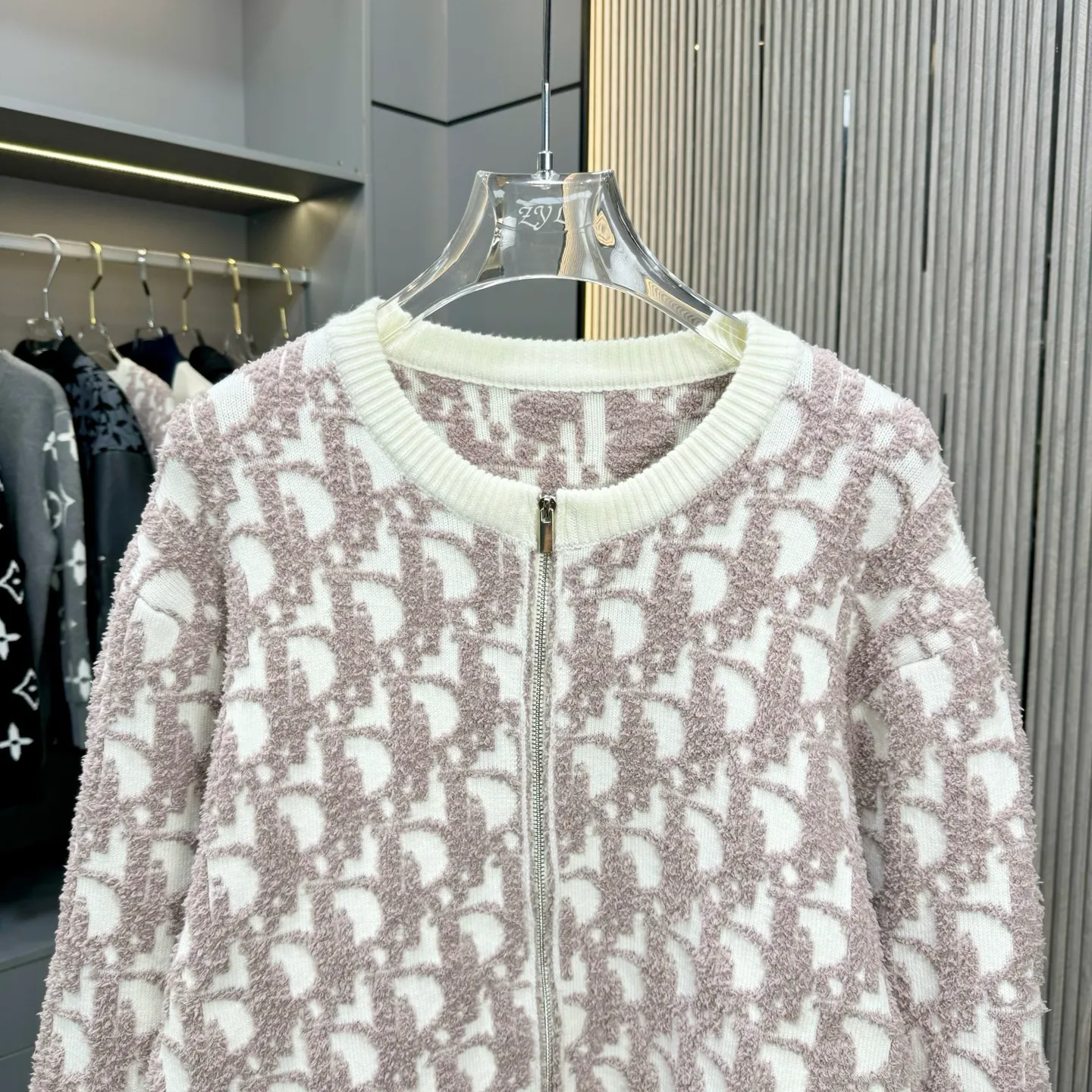 🅿️310 Dior 25FW zipper sweater is made of top-grade cashmere yarn. The new autumn and winter Oblique jacquard knitted cashmere sweater adopts a double-sided wearable design and is made of high-quality cashmere material. After fine weaving process, it presents a soft and comfortable touch and excellent thermal insulation performance. The iconic Oblique jacquard pattern is perfectly presented through precision knitting technology. It can be worn on both sides, showing different style charms. The round neck design is simple and elegant, suitable for various matching occasions. Exquisite knitting technology ensures that the clothes are not easily deformed and remain crisp and long-lasting. The double-sided design concept reflects LV's perfect balance of practicality and fashion. Each sweater undergoes strict quality inspection to ensure that the quality meets the brand's consistently high standards. This knitted item combines warmth and style, making it an exquisite addition to your autumn and winter wardrobe. Size:S/M/L/XL