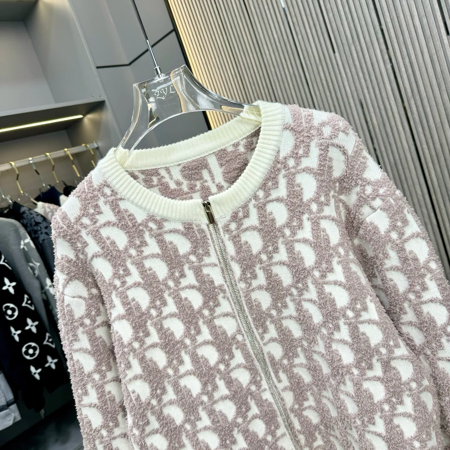 🅿️310 Dior 25FW zipper sweater is made of top-grade cashmere yarn. The new autumn and winter Oblique jacquard knitted cashmere sweater adopts a double-sided wearable design and is made of high-quality cashmere material. After fine weaving process, it presents a soft and comfortable touch and excellent thermal insulation performance. The iconic Oblique jacquard pattern is perfectly presented through precision knitting technology. It can be worn on both sides, showing different style charms. The round neck design is simple and elegant, suitable for various matching occasions. Exquisite knitting technology ensures that the clothes are not easily deformed and remain crisp and long-lasting. The double-sided design concept reflects LV's perfect balance of practicality and fashion. Each sweater undergoes strict quality inspection to ensure that the quality meets the brand's consistently high standards. This knitted item combines warmth and style, making it an exquisite addition to your autumn and winter wardrobe. Size:S/M/L/XL