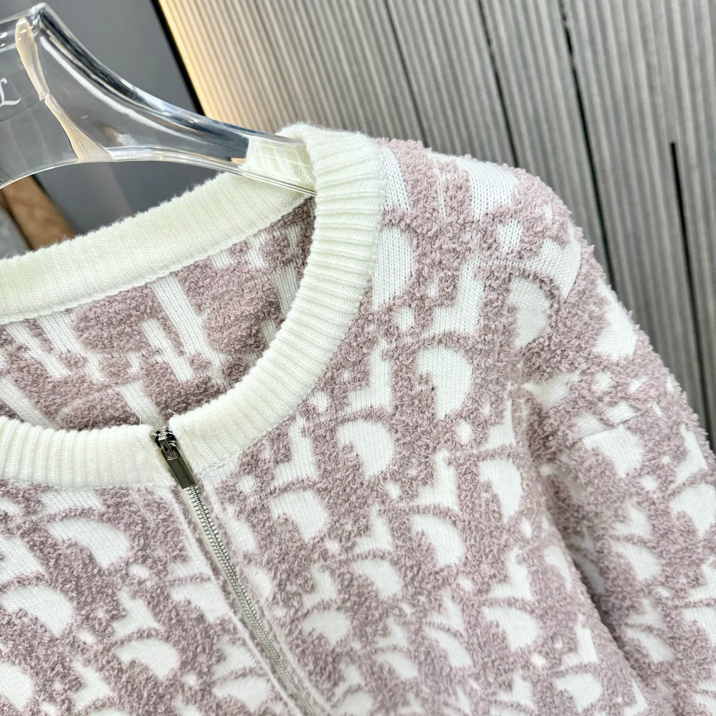 🅿️310 Dior 25FW zipper sweater is made of top-grade cashmere yarn. The new autumn and winter Oblique jacquard knitted cashmere sweater adopts a double-sided wearable design and is made of high-quality cashmere material. After fine weaving process, it presents a soft and comfortable touch and excellent thermal insulation performance. The iconic Oblique jacquard pattern is perfectly presented through precision knitting technology. It can be worn on both sides, showing different style charms. The round neck design is simple and elegant, suitable for various matching occasions. Exquisite knitting technology ensures that the clothes are not easily deformed and remain crisp and long-lasting. The double-sided design concept reflects LV's perfect balance of practicality and fashion. Each sweater undergoes strict quality inspection to ensure that the quality meets the brand's consistently high standards. This knitted item combines warmth and style, making it an exquisite addition to your autumn and winter wardrobe. Size:S/M/L/XL