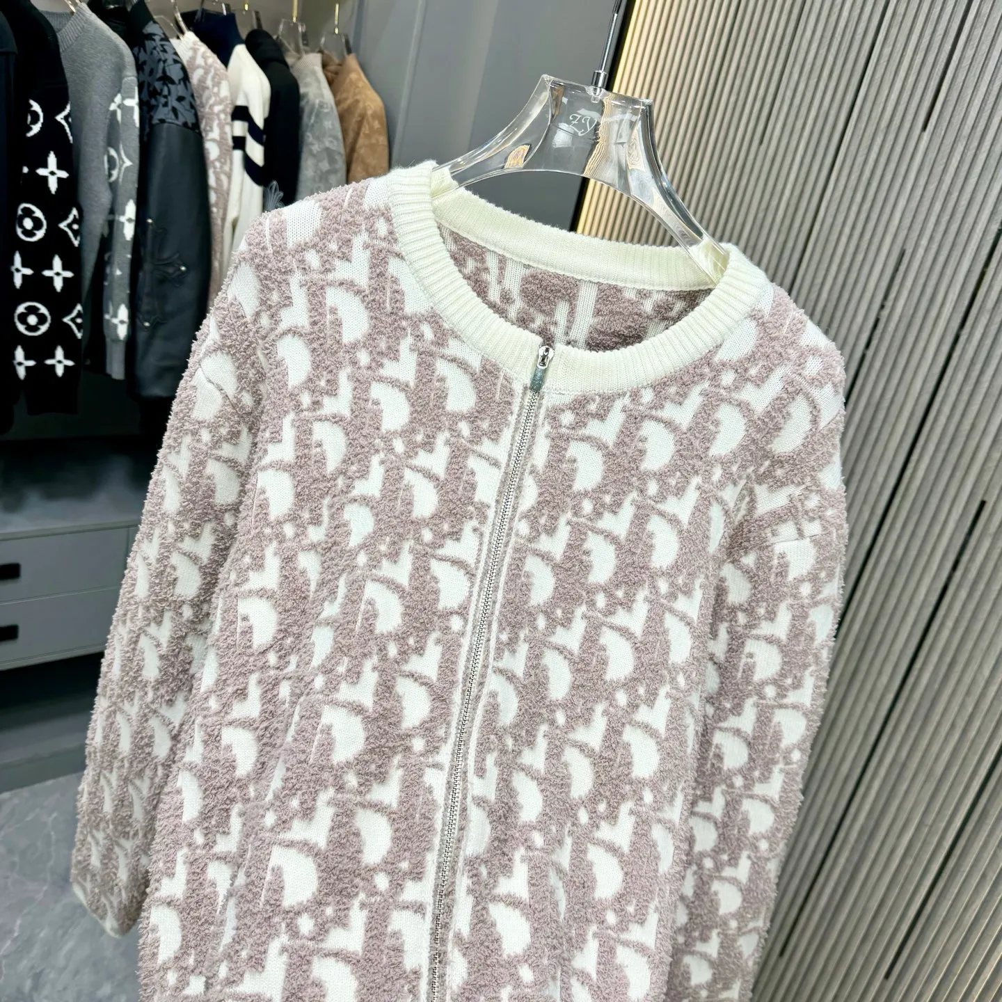🅿️310 Dior 25FW zipper sweater is made of top-grade cashmere yarn. The new autumn and winter Oblique jacquard knitted cashmere sweater adopts a double-sided wearable design and is made of high-quality cashmere material. After fine weaving process, it presents a soft and comfortable touch and excellent thermal insulation performance. The iconic Oblique jacquard pattern is perfectly presented through precision knitting technology. It can be worn on both sides, showing different style charms. The round neck design is simple and elegant, suitable for various matching occasions. Exquisite knitting technology ensures that the clothes are not easily deformed and remain crisp and long-lasting. The double-sided design concept reflects LV's perfect balance of practicality and fashion. Each sweater undergoes strict quality inspection to ensure that the quality meets the brand's consistently high standards. This knitted item combines warmth and style, making it an exquisite addition to your autumn and winter wardrobe. Size:S/M/L/XL