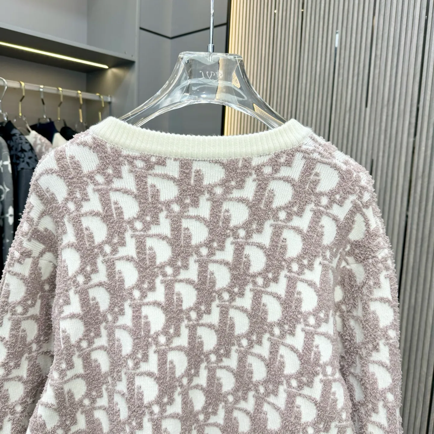 🅿️310 Dior 25FW zipper sweater is made of top-grade cashmere yarn. The new autumn and winter Oblique jacquard knitted cashmere sweater adopts a double-sided wearable design and is made of high-quality cashmere material. After fine weaving process, it presents a soft and comfortable touch and excellent thermal insulation performance. The iconic Oblique jacquard pattern is perfectly presented through precision knitting technology. It can be worn on both sides, showing different style charms. The round neck design is simple and elegant, suitable for various matching occasions. Exquisite knitting technology ensures that the clothes are not easily deformed and remain crisp and long-lasting. The double-sided design concept reflects LV's perfect balance of practicality and fashion. Each sweater undergoes strict quality inspection to ensure that the quality meets the brand's consistently high standards. This knitted item combines warmth and style, making it an exquisite addition to your autumn and winter wardrobe. Size:S/M/L/XL