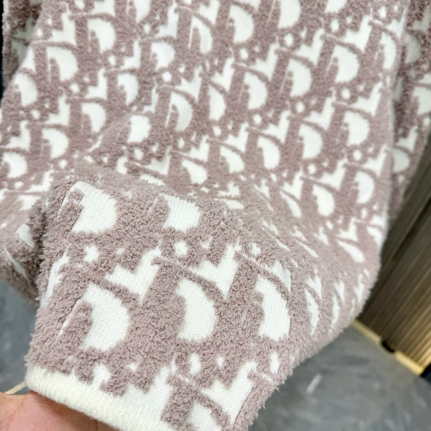 🅿️310 Dior 25FW zipper sweater is made of top-grade cashmere yarn. The new autumn and winter Oblique jacquard knitted cashmere sweater adopts a double-sided wearable design and is made of high-quality cashmere material. After fine weaving process, it presents a soft and comfortable touch and excellent thermal insulation performance. The iconic Oblique jacquard pattern is perfectly presented through precision knitting technology. It can be worn on both sides, showing different style charms. The round neck design is simple and elegant, suitable for various matching occasions. Exquisite knitting technology ensures that the clothes are not easily deformed and remain crisp and long-lasting. The double-sided design concept reflects LV's perfect balance of practicality and fashion. Each sweater undergoes strict quality inspection to ensure that the quality meets the brand's consistently high standards. This knitted item combines warmth and style, making it an exquisite addition to your autumn and winter wardrobe. Size:S/M/L/XL