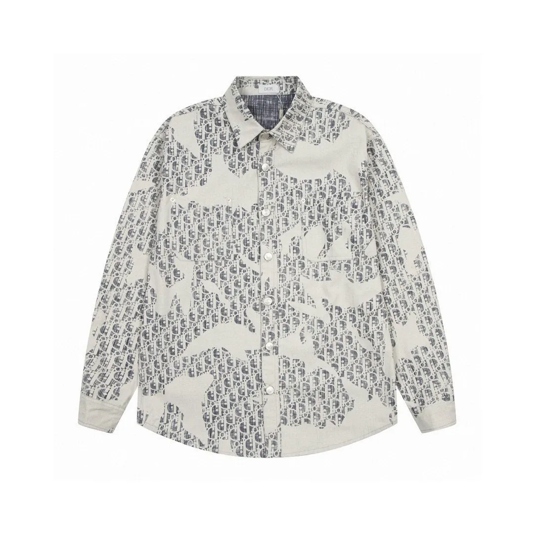 🅿️280 Dior's new full classic logo printed graffiti washed denim shirt for men and women, same style casual tops and jackets [Little Red Book hot items | simultaneous sale on the official website] 1⃣️The fabric adopts imported printing machine batch full printing process technology, perfect control, different from other versions in the market, very high-quality fabric! Precise and high-quality craftsmanship allows the logo and fabric to be integrated into one! 2⃣️After washing, the upper body is soft and comfortable, extremely delicate, and feels solid, smooth and soft. The fabric has the characteristics of being wrinkle-free and has an invincible feel. The details are perfectly handled! 3⃣️The workmanship details are perfectly controlled, all are hemmed with vest technology, and the inside of the sleeves are also used. Different from the four-needle and five-thread workmanship, the collar is also designed with interlining, which shows high-end fashion and personality. The style is fashionable, simple and elegant, and it is a very versatile jacket! 4⃣️Hang tag accessories are all customized from the original version! Same style for men and women Color: washed gray Size: S, M, L, XL
