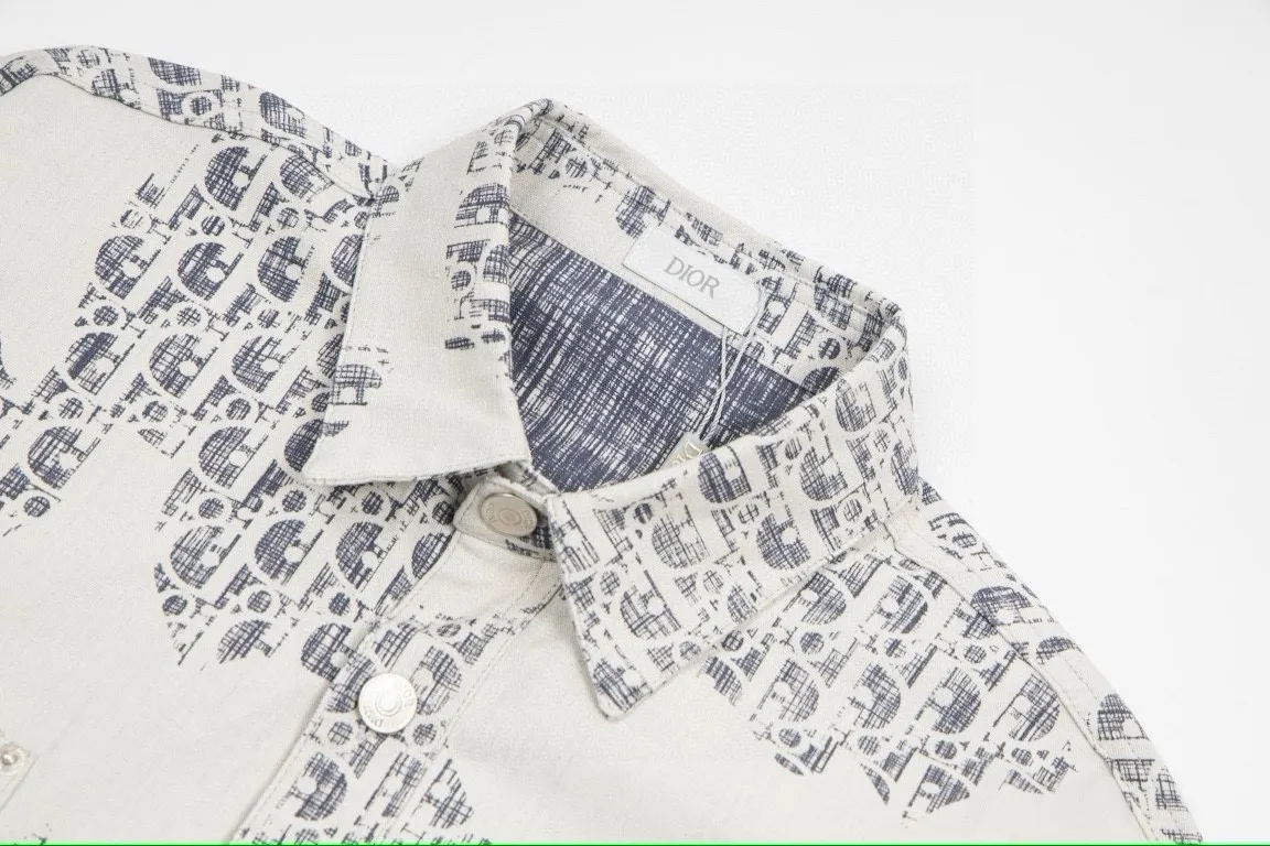 🅿️280 Dior's new full classic logo printed graffiti washed denim shirt for men and women, same style casual tops and jackets [Little Red Book hot items | simultaneous sale on the official website] 1⃣️The fabric adopts imported printing machine batch full printing process technology, perfect control, different from other versions in the market, very high-quality fabric! Precise and high-quality craftsmanship allows the logo and fabric to be integrated into one! 2⃣️After washing, the upper body is soft and comfortable, extremely delicate, and feels solid, smooth and soft. The fabric has the characteristics of being wrinkle-free and has an invincible feel. The details are perfectly handled! 3⃣️The workmanship details are perfectly controlled, all are hemmed with vest technology, and the inside of the sleeves are also used. Different from the four-needle and five-thread workmanship, the collar is also designed with interlining, which shows high-end fashion and personality. The style is fashionable, simple and elegant, and it is a very versatile jacket! 4⃣️Hang tag accessories are all customized from the original version! Same style for men and women Color: washed gray Size: S, M, L, XL